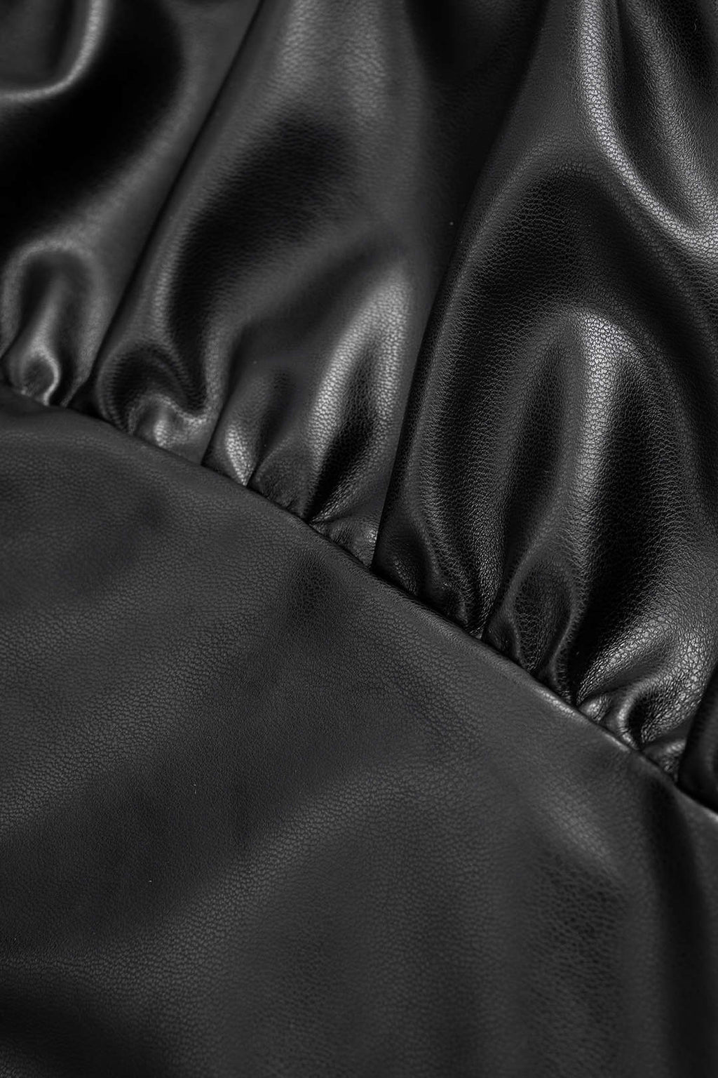 חצאית דמוית עור עם קפלים ורוכסנים מוצלבים 