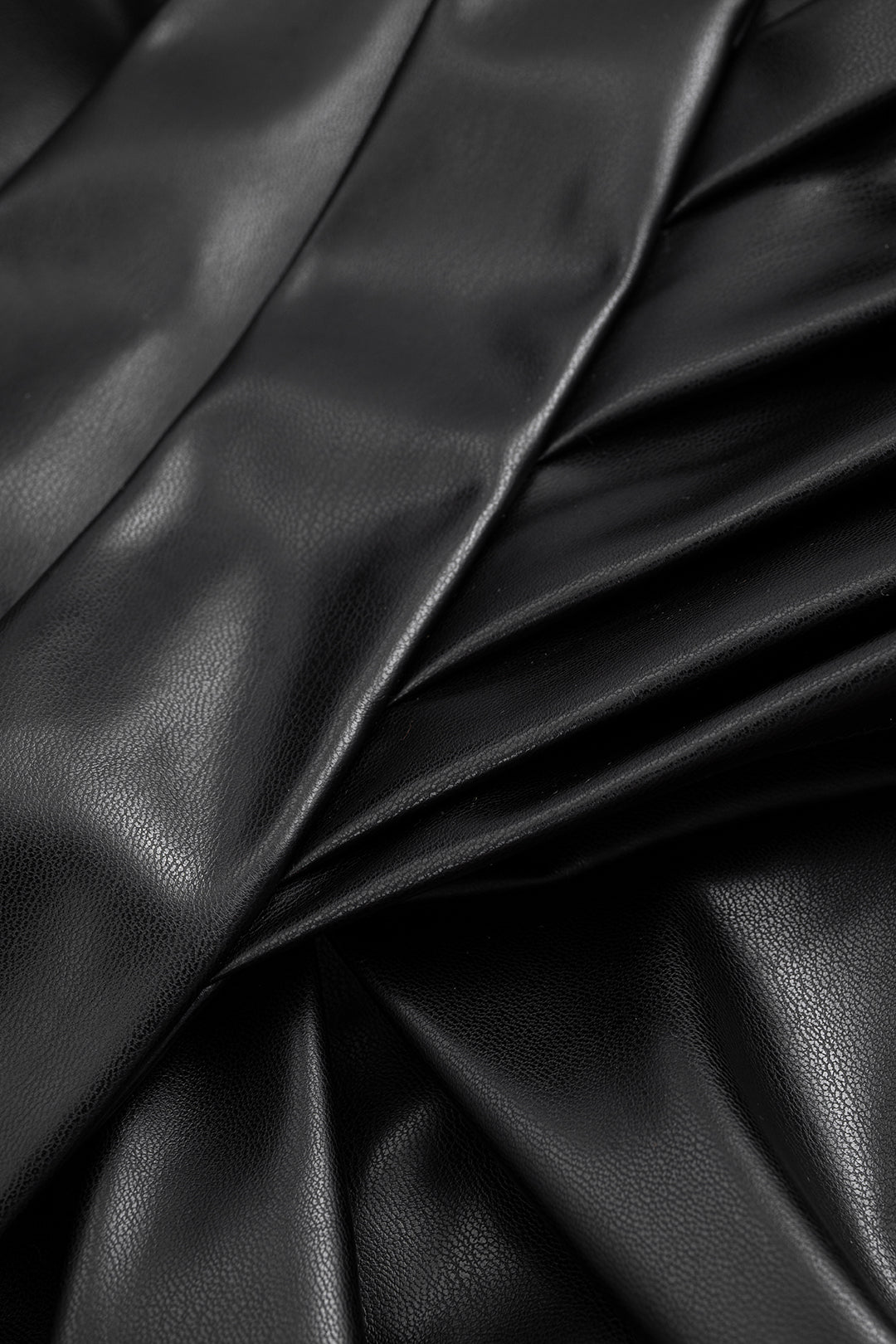 חצאית דמוית עור עם קפלים ורוכסנים מוצלבים 