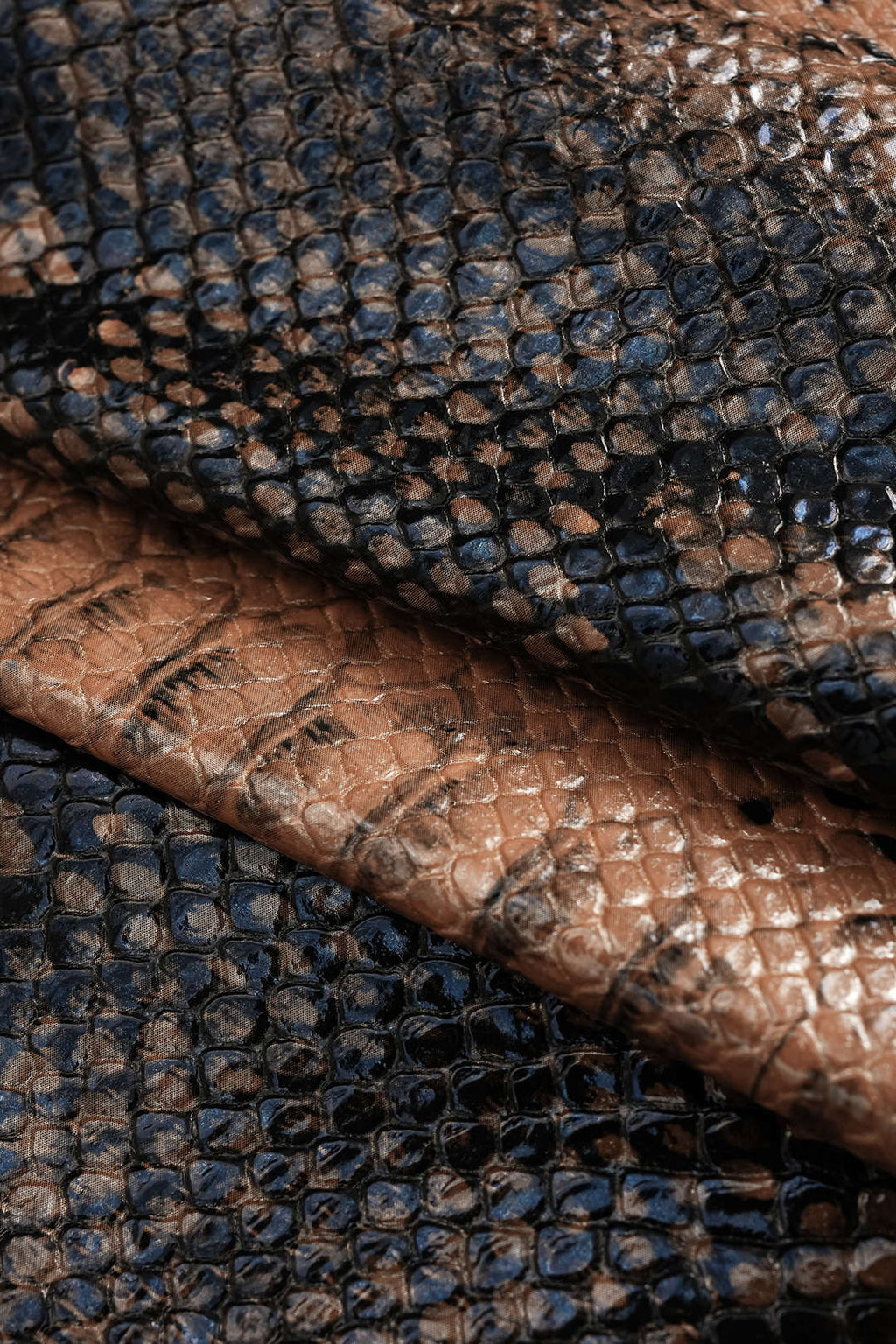 חצאית דמוית עור עם הדפס עור נחש 