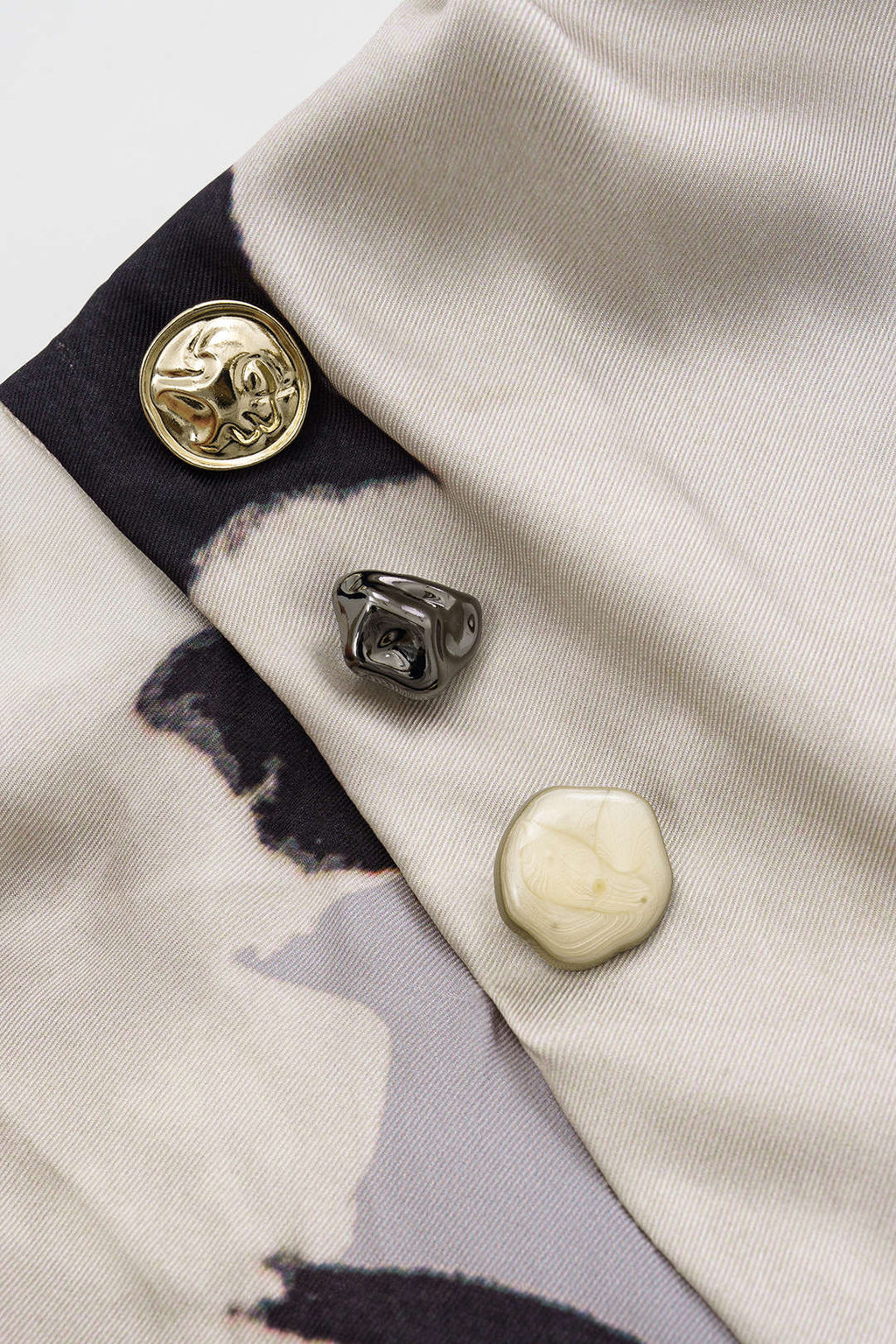 חצאית כפתורים עם הדפס פרחוני סאטן 