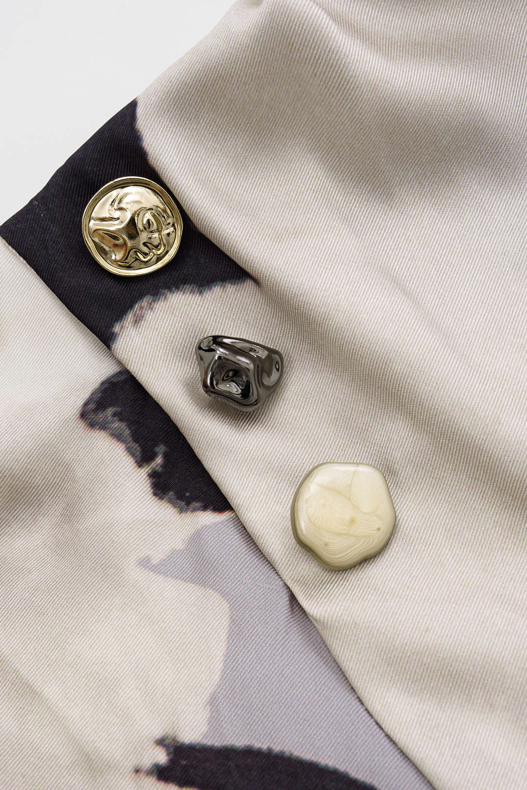 חצאית כפתורים עם הדפס פרחוני סאטן 