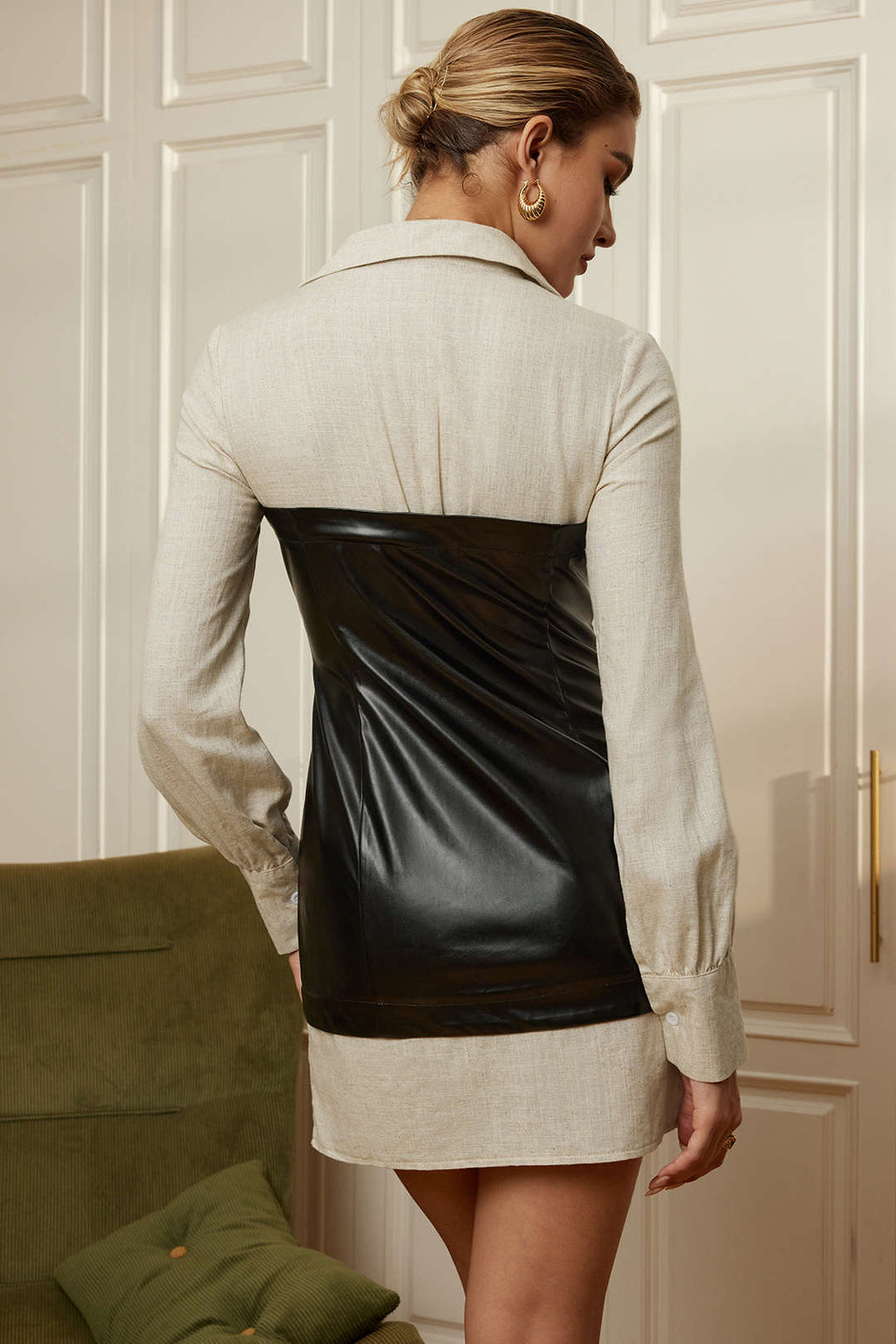 שמלת מיני דמוית עור עם טלאים מכופתרים 