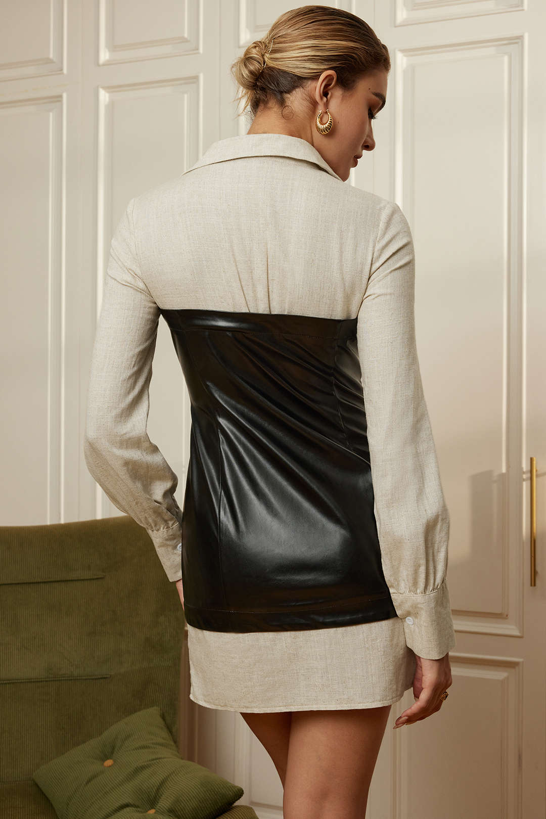 שמלת מיני דמוית עור עם טלאים מכופתרים 