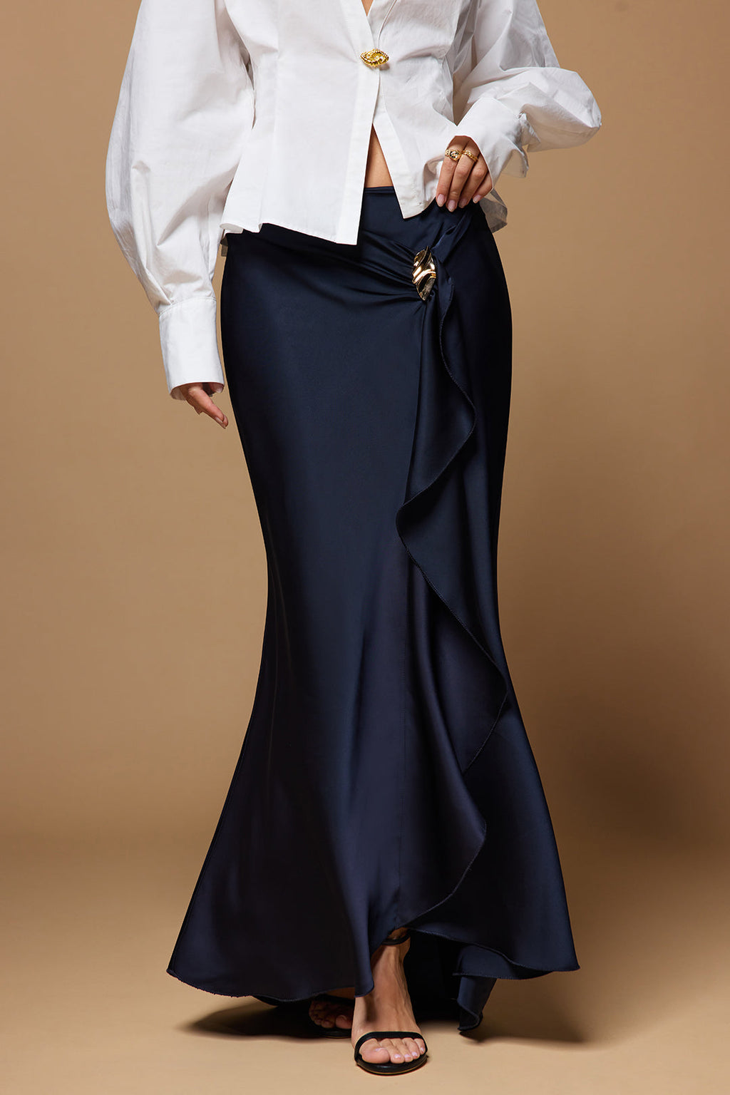 חצאית אסימטרית עם קפלים סאטן 