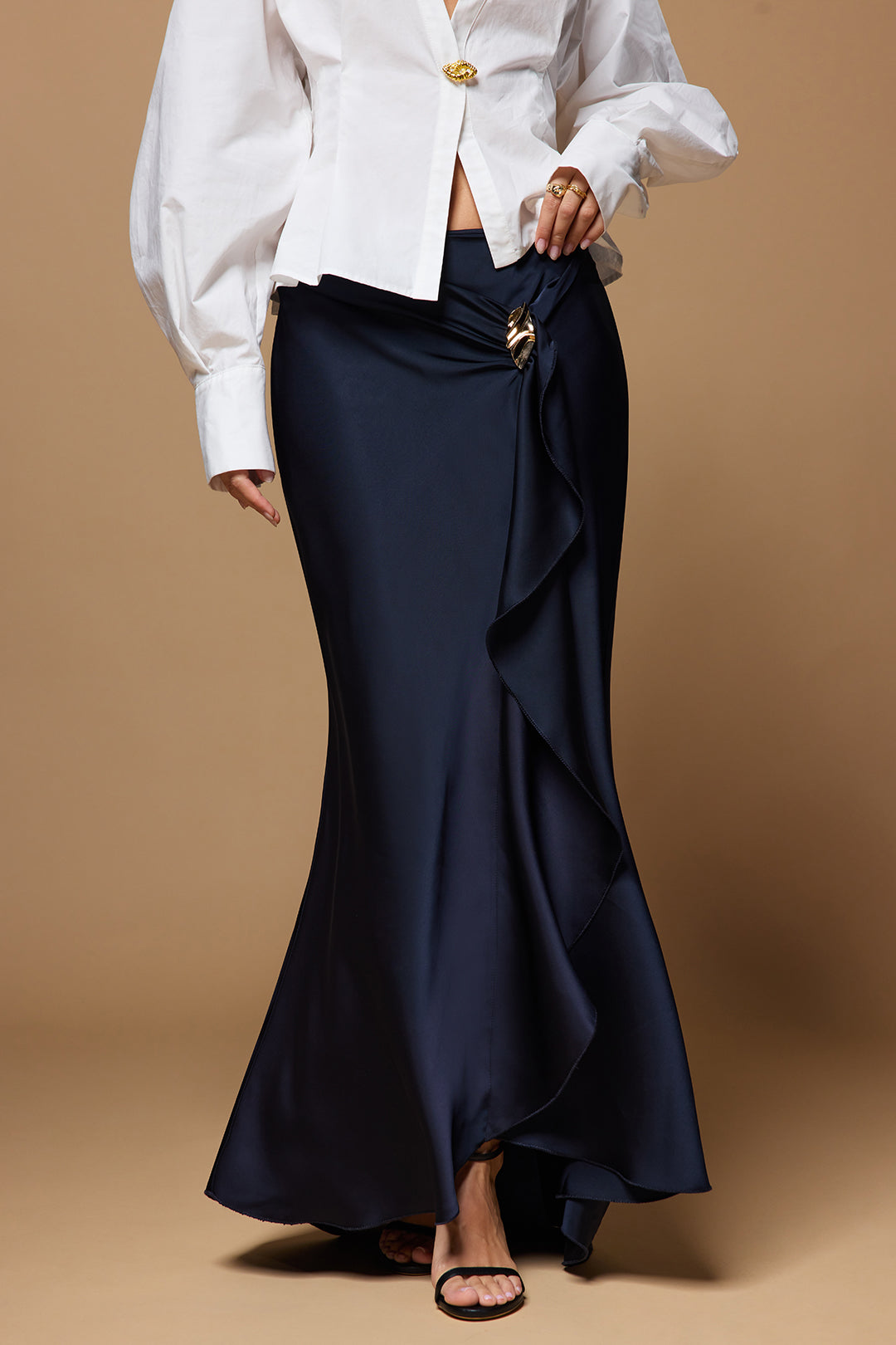 חצאית אסימטרית עם קפלים סאטן 