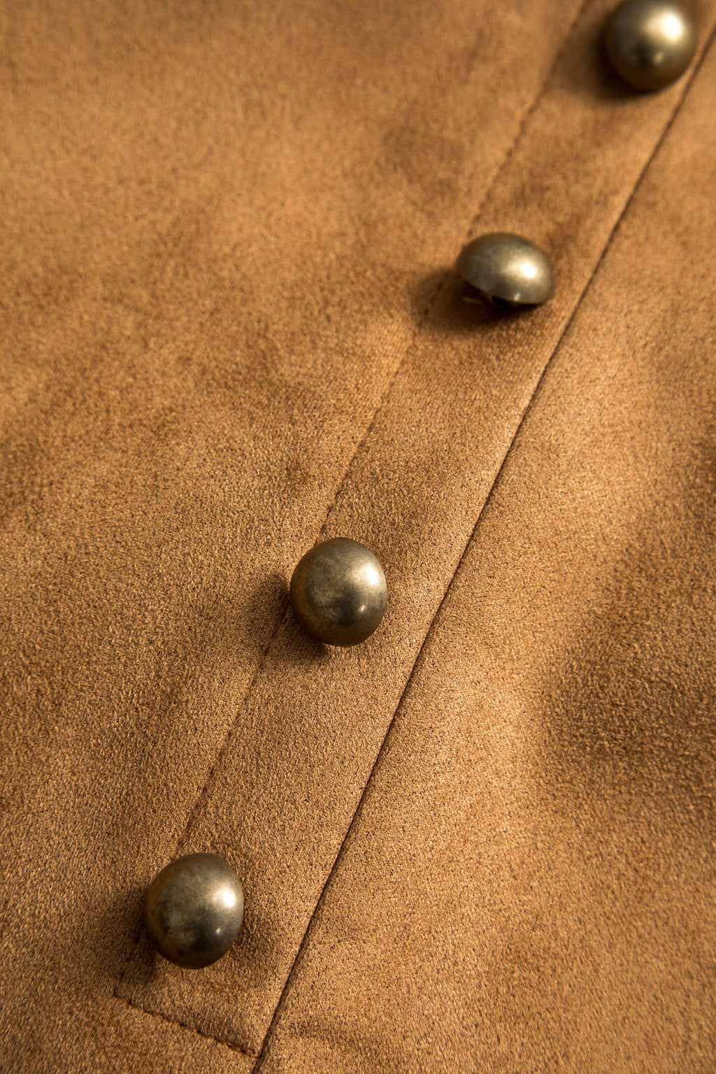 חצאית זמש מטאלית עם כפתורים ופתח גבוה 