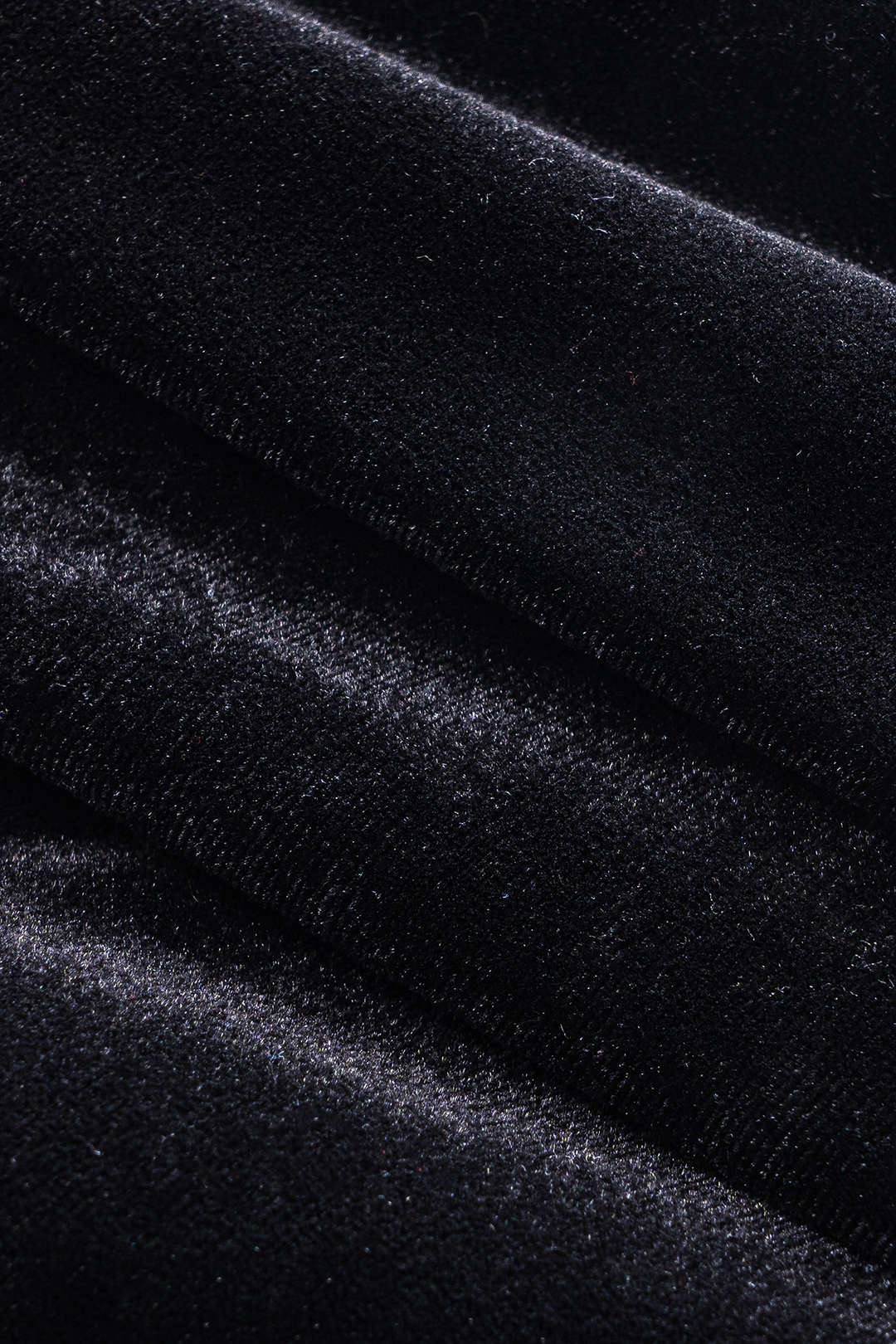 שמלת מיני עם שרוולים ארוכים ורוכסן עם כפתורים וטלאים מקטיפה 