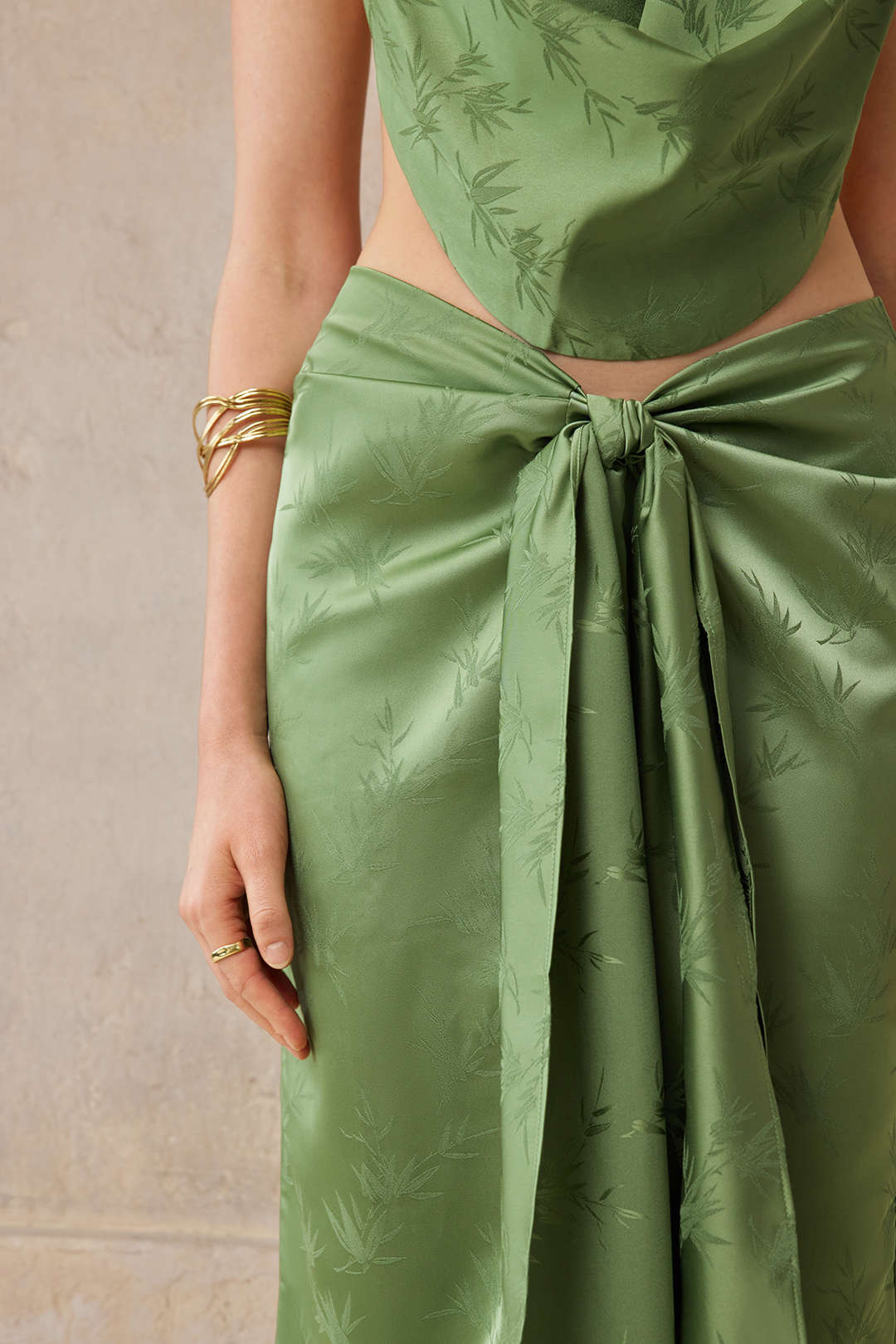 חצאית ז'קארד עם קפלים וקשירה מלפנים 