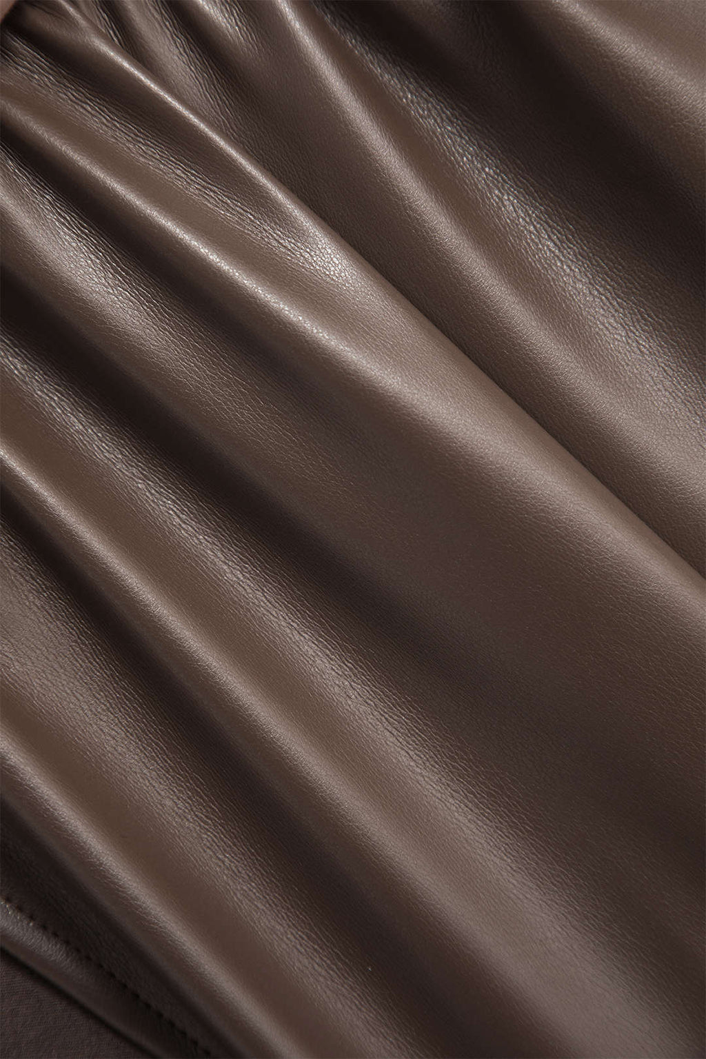 שמלת מיני עם צווארון עגול וקשירה דמוית עור עם טלאים מקדימה 