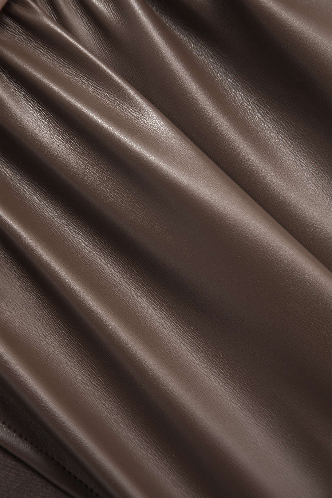 שמלת מיני עם צווארון עגול וקשירה דמוית עור עם טלאים מקדימה 