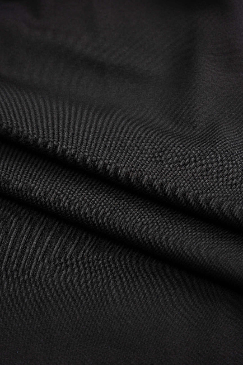 שמלת מיני עם שרוולים ארוכים ומחשוף 