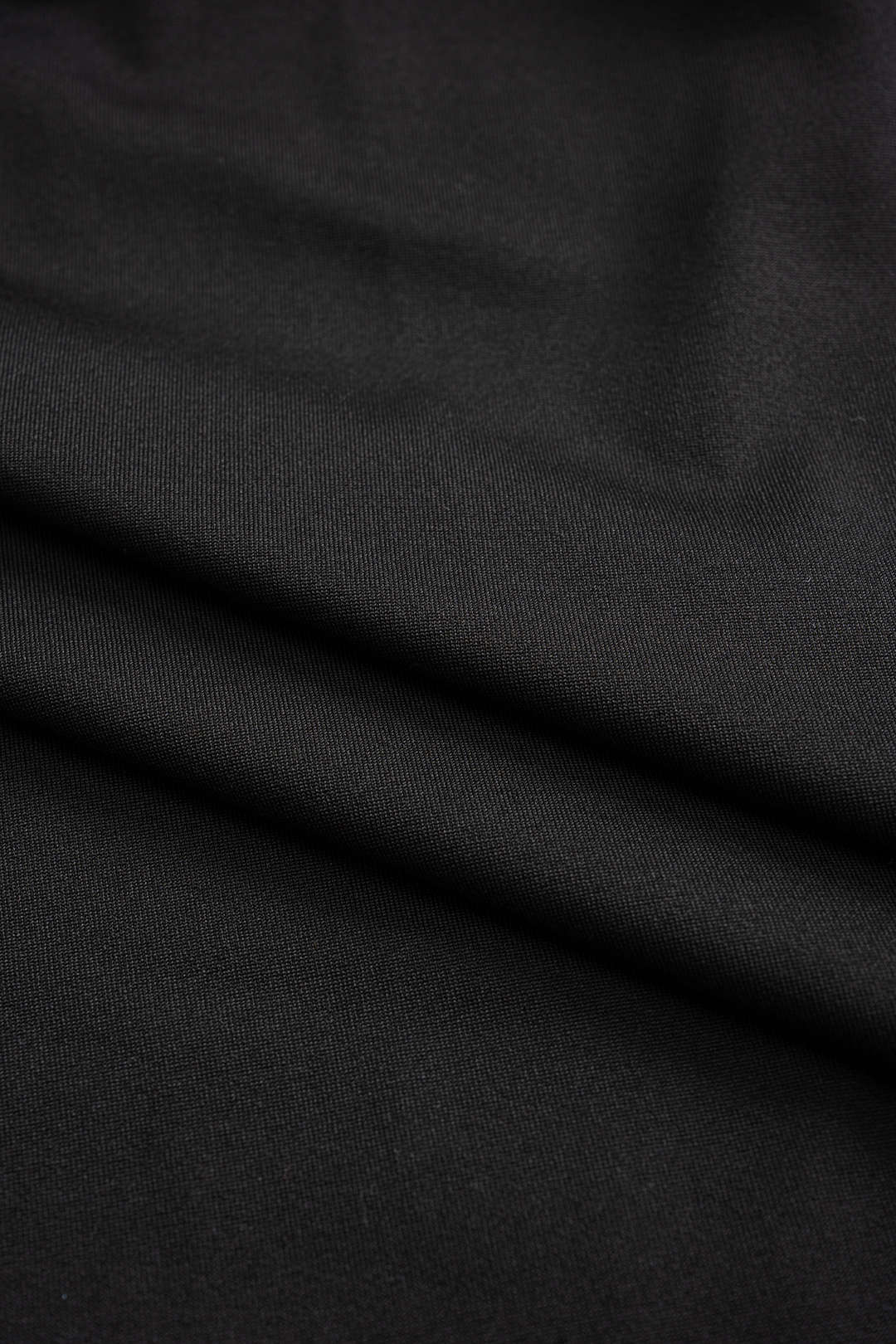 שמלת מיני עם שרוולים ארוכים ומחשוף 