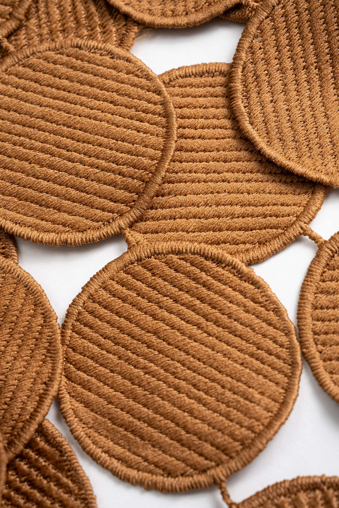 חצאית גזרה חלקה עם פרנזים 