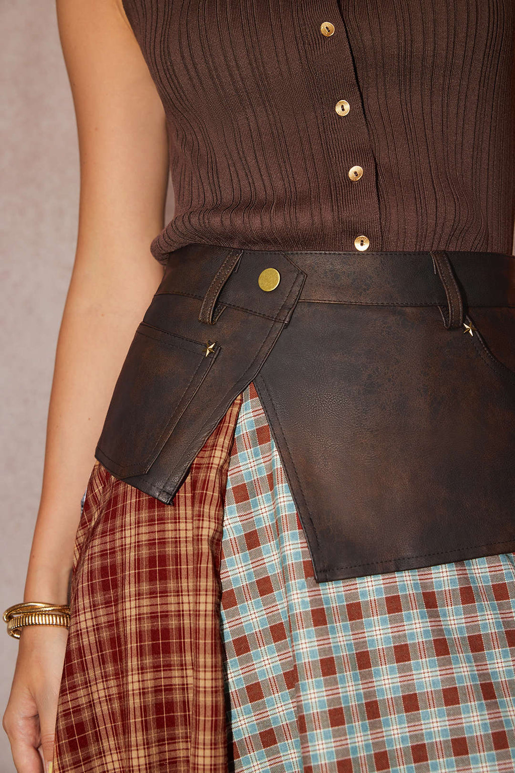 חצאית דמוית עור עם הדפס ניגודי משובץ וטלאים, מכפלת לא סדירה 