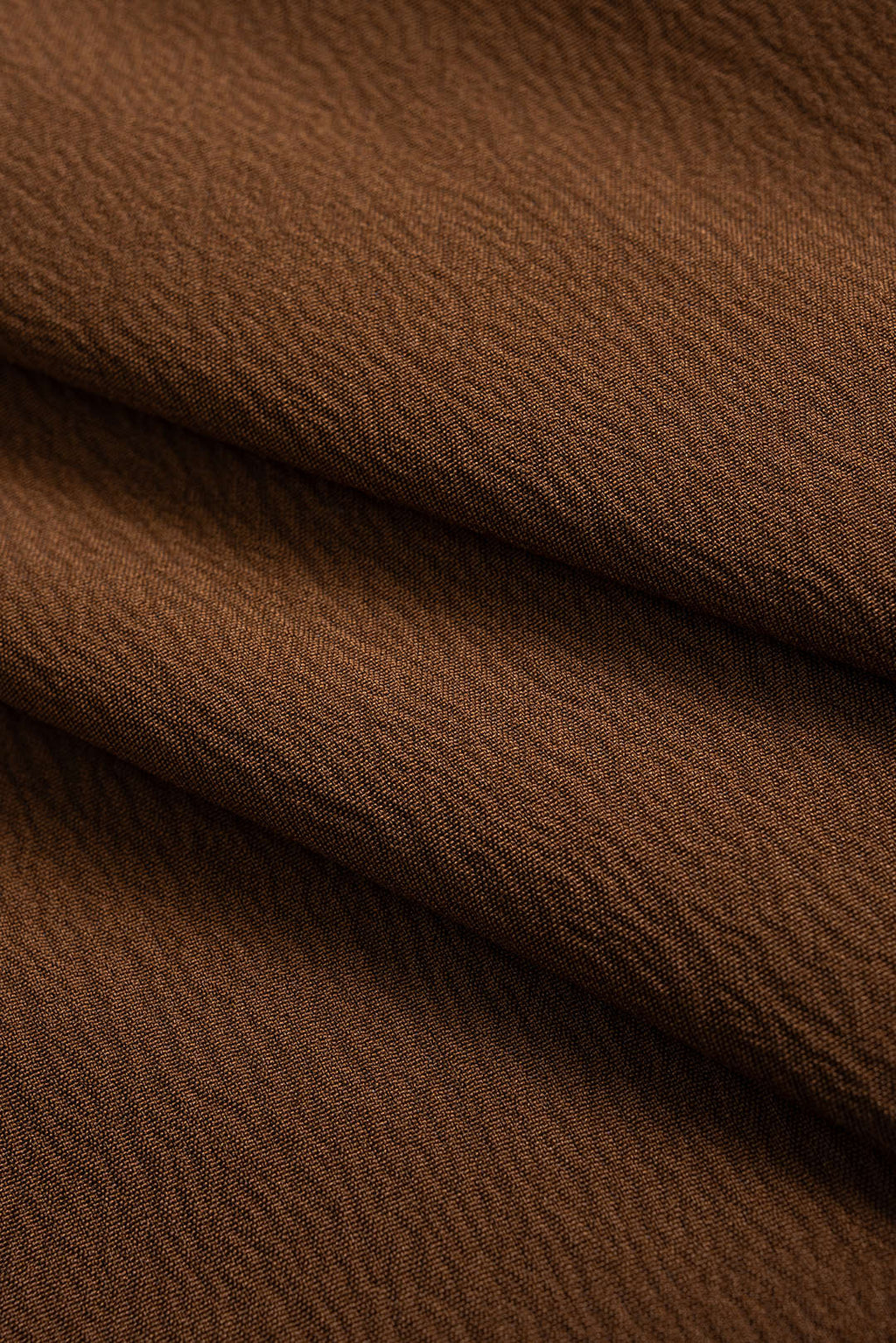 חצאית גבוהה עם כפתורים ומחשוף 