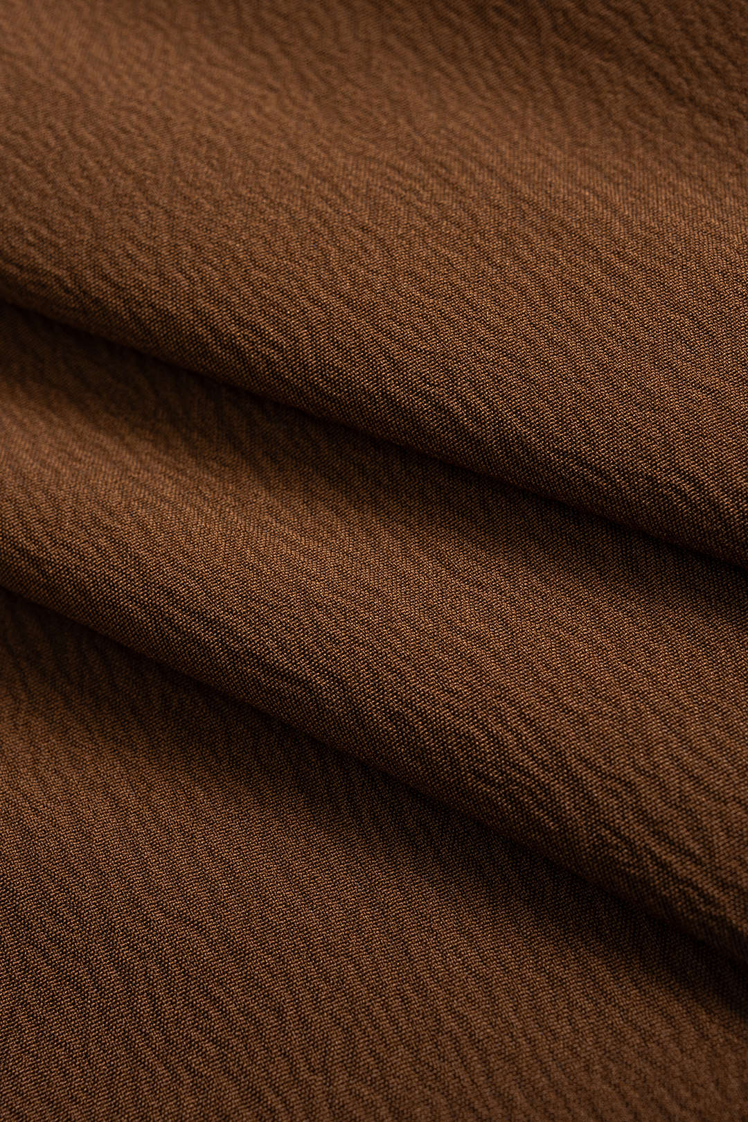 חצאית גבוהה עם כפתורים ומחשוף 