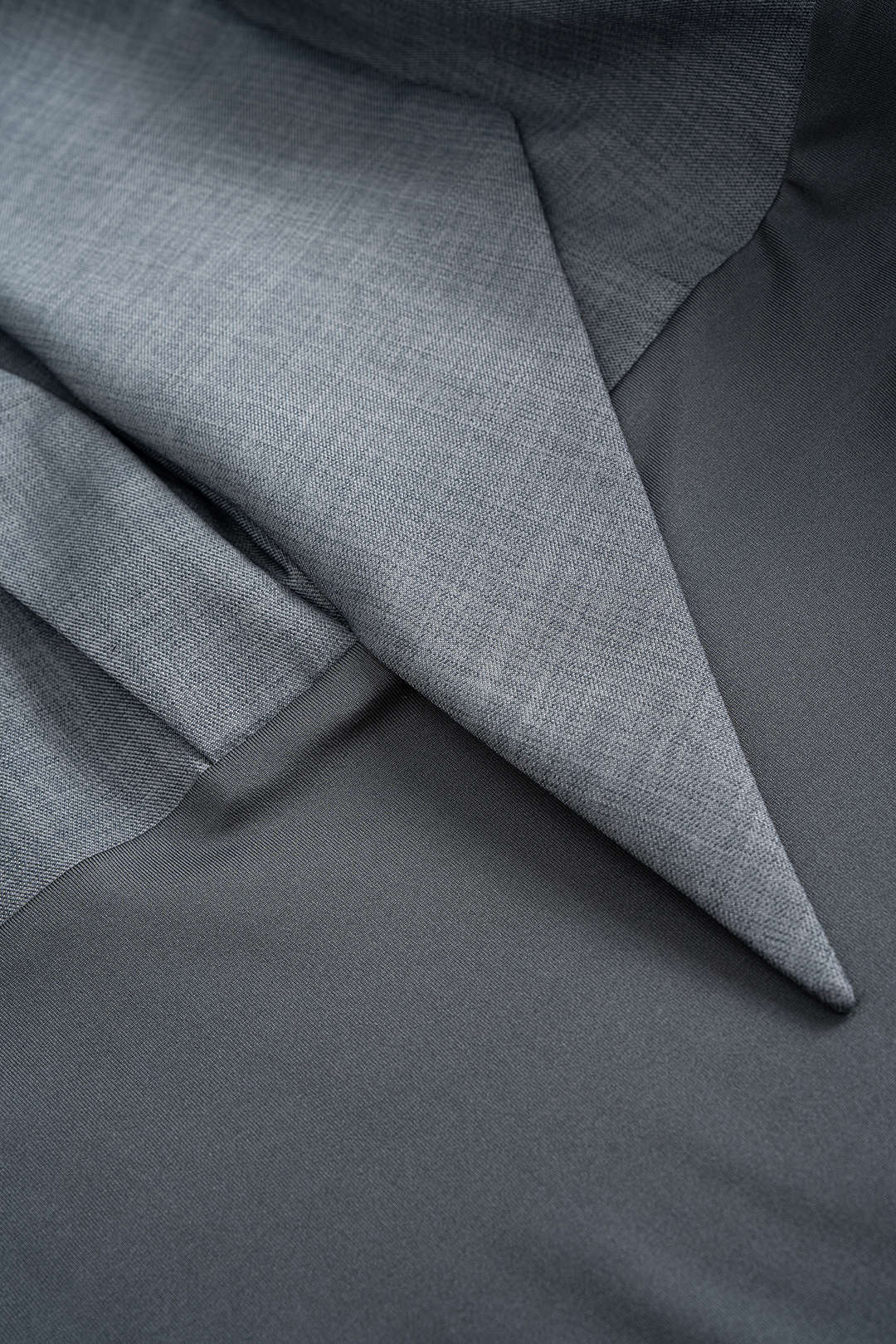 בגד גוף א-סימטרי עם שרוולים ארוכים ודש מחורץ 