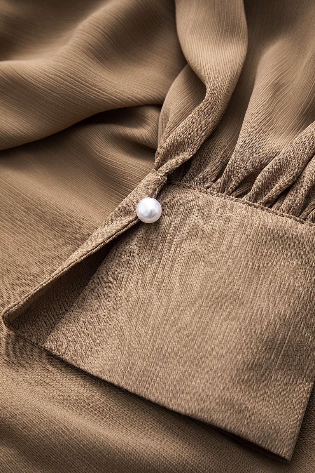 חולצת שיפון ארוכת שרוולים עם קפלים ושרוכים 