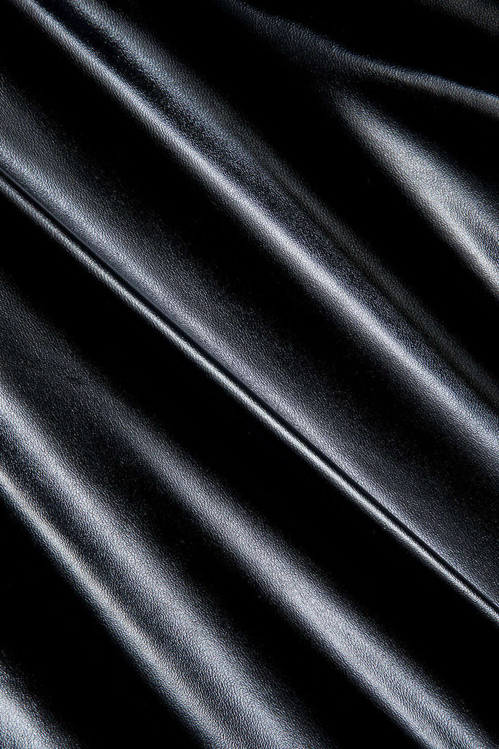 שמלת מיני דמוית עור עם טלאים מכופתרים 