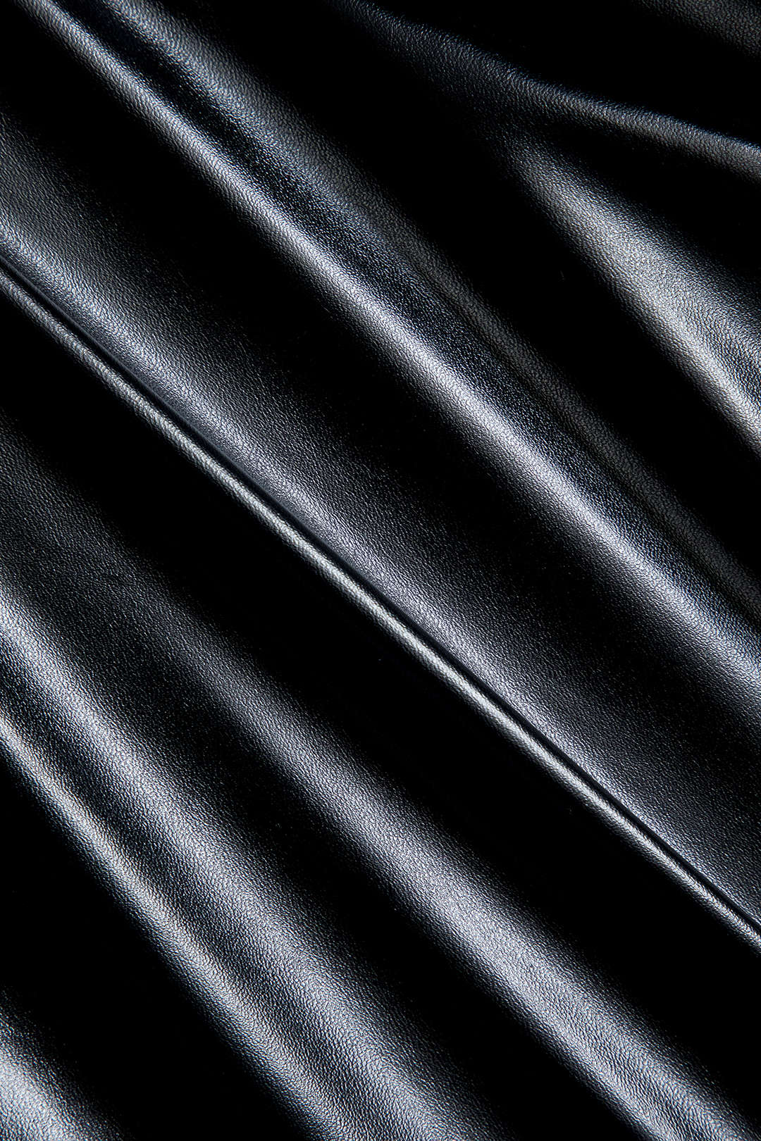 שמלת מיני דמוית עור עם טלאים מכופתרים 