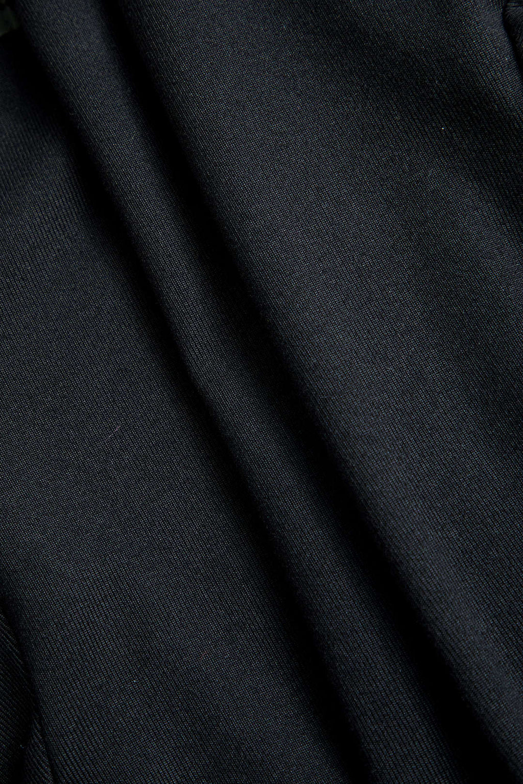 שמלת מיני עם צווארון V אחיד, כיסים מלאכותיים ורוכסן 