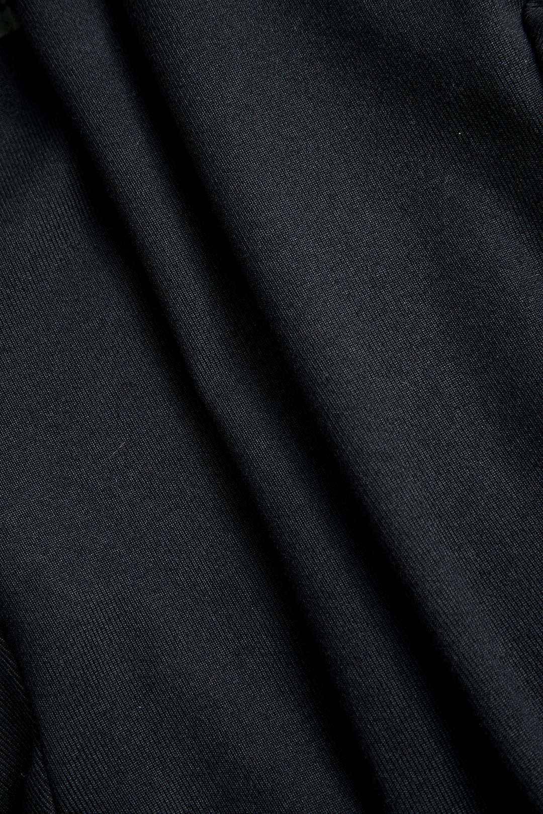 שמלת מיני עם צווארון V אחיד, כיסים מלאכותיים ורוכסן 