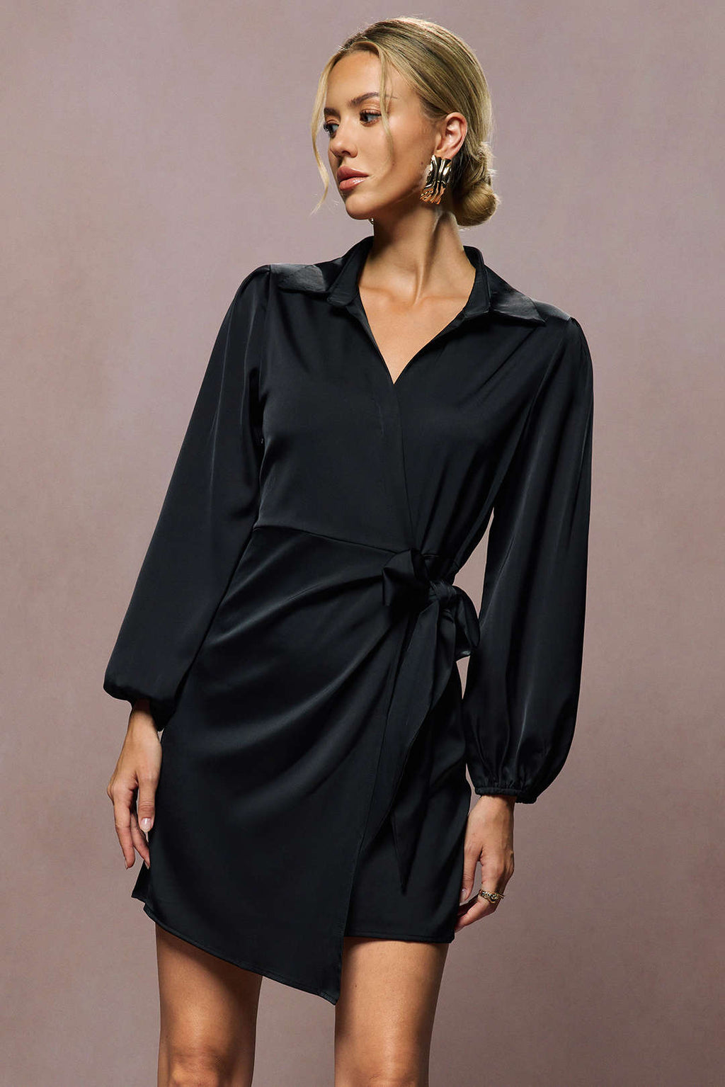 שמלת מיני ארוכת שרוולים עם קשירה קדמית וצווארון V מסאטן 