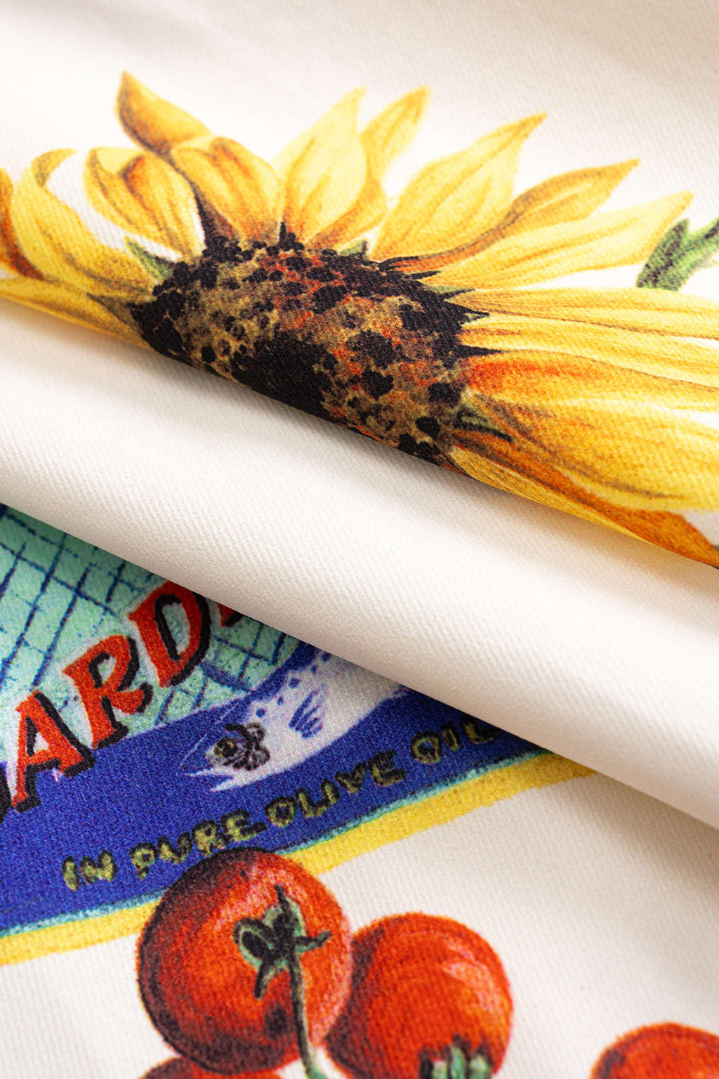 חצאית עם הדפס פרחוני של פירות 