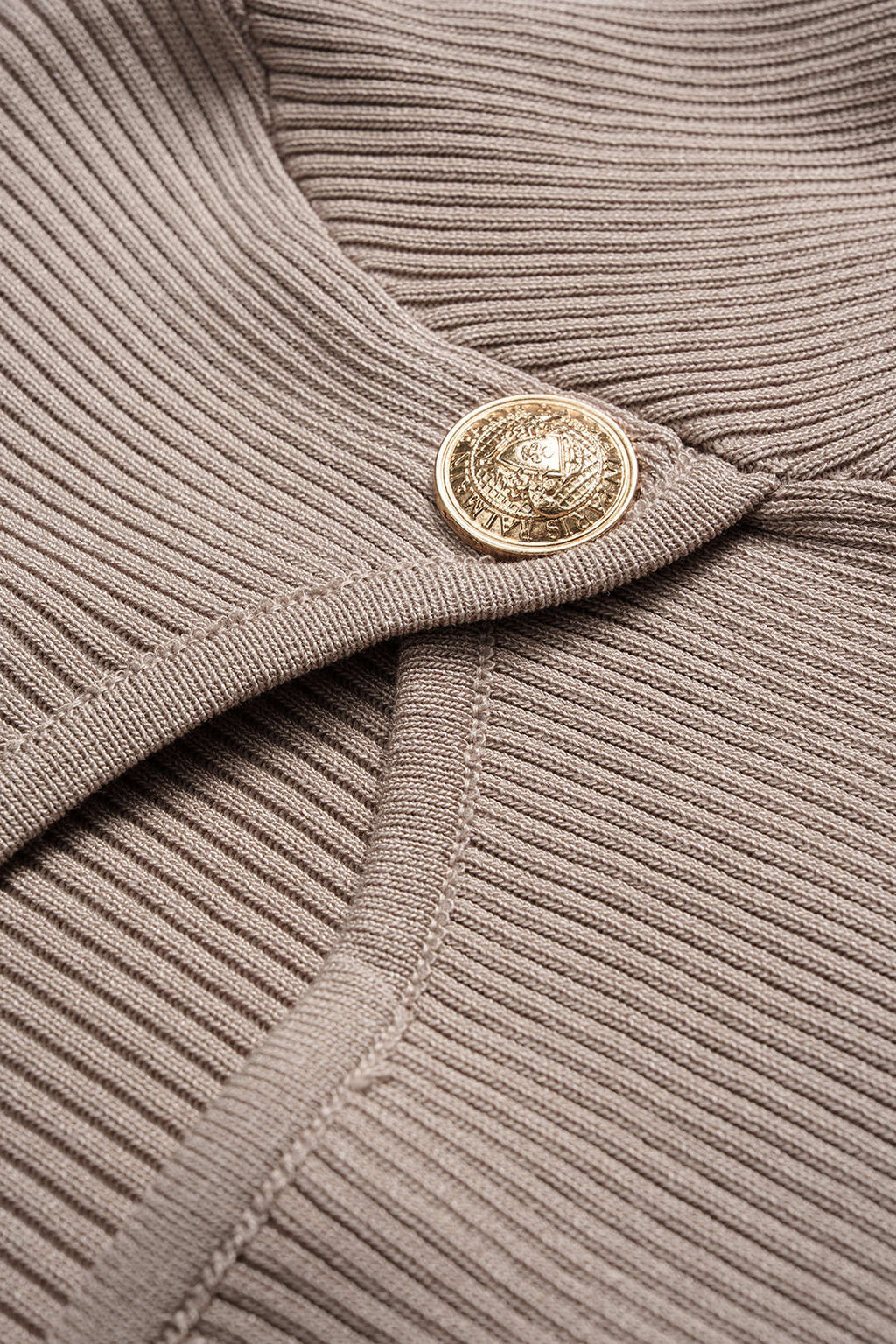 שמלה ארוכה עם שרוולים ארוכים וגזרות בגזרה צמודה עם כפתורים מטאליים 