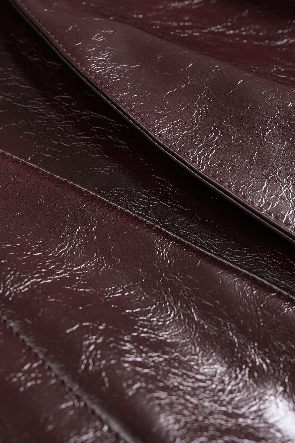 חצאית דמוית עור עם קפלים ותפירה 