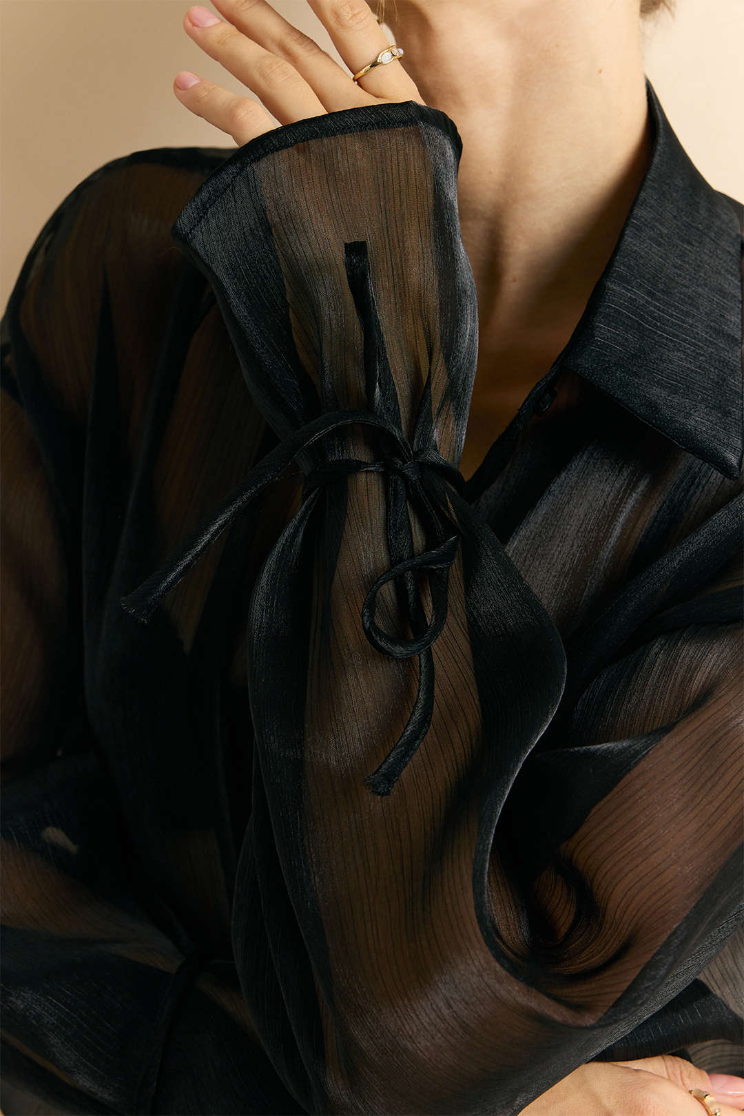 חולצת רשת שקופה עם קשירה ולפנטר ארוכת שרוולים 