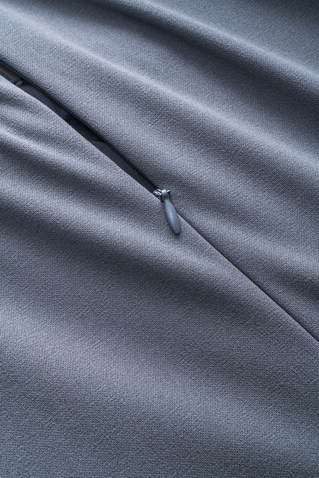 שמלת מיני עם רוכסן וחגורה, צווארון V ושרוולים ארוכים 