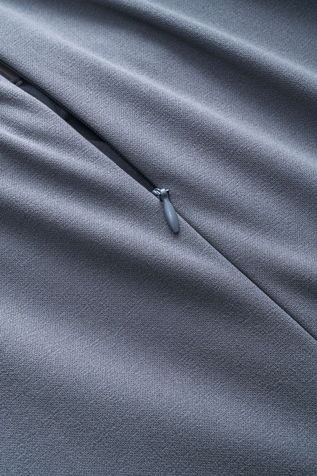 שמלת מיני עם רוכסן וחגורה, צווארון V ושרוולים ארוכים 