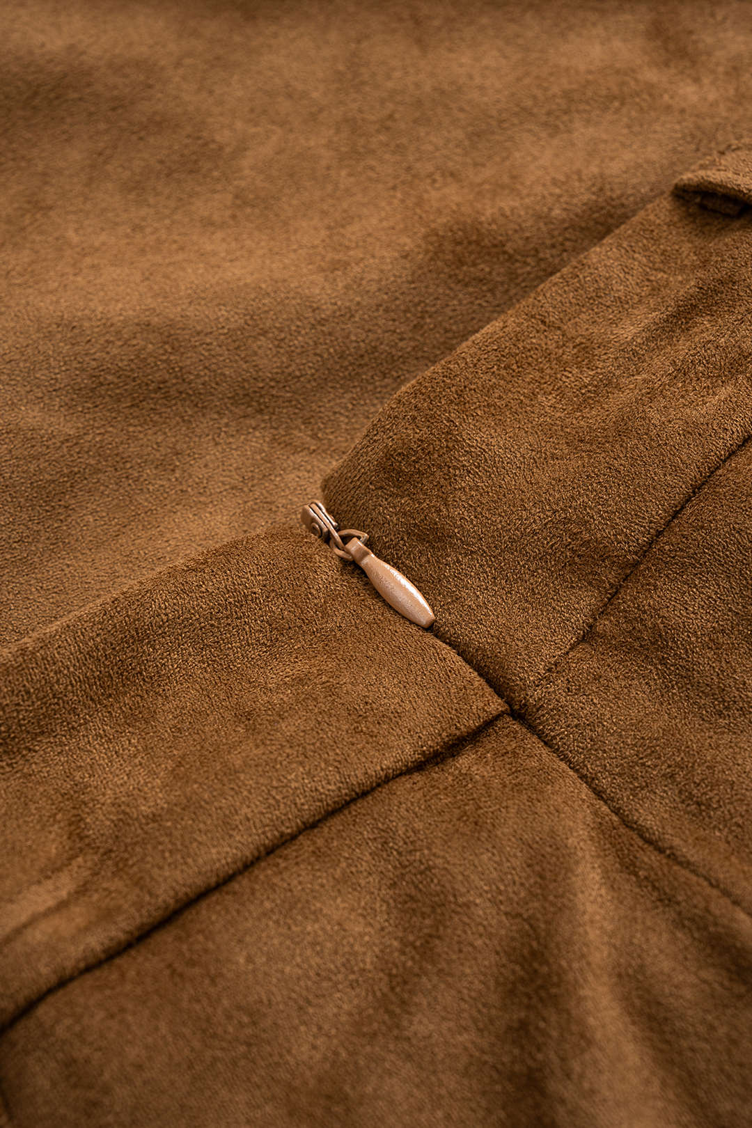 חצאית גבוהה עם חגורה מזמש ומכפלת לא סדירה 