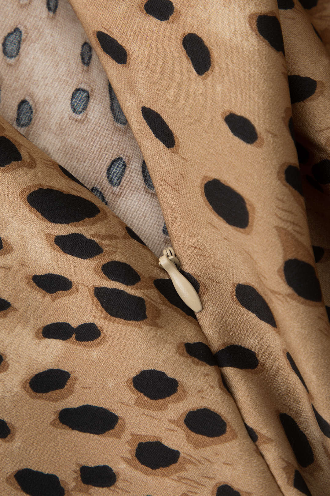 חצאית מפוצלת עם שרוך מנומר 