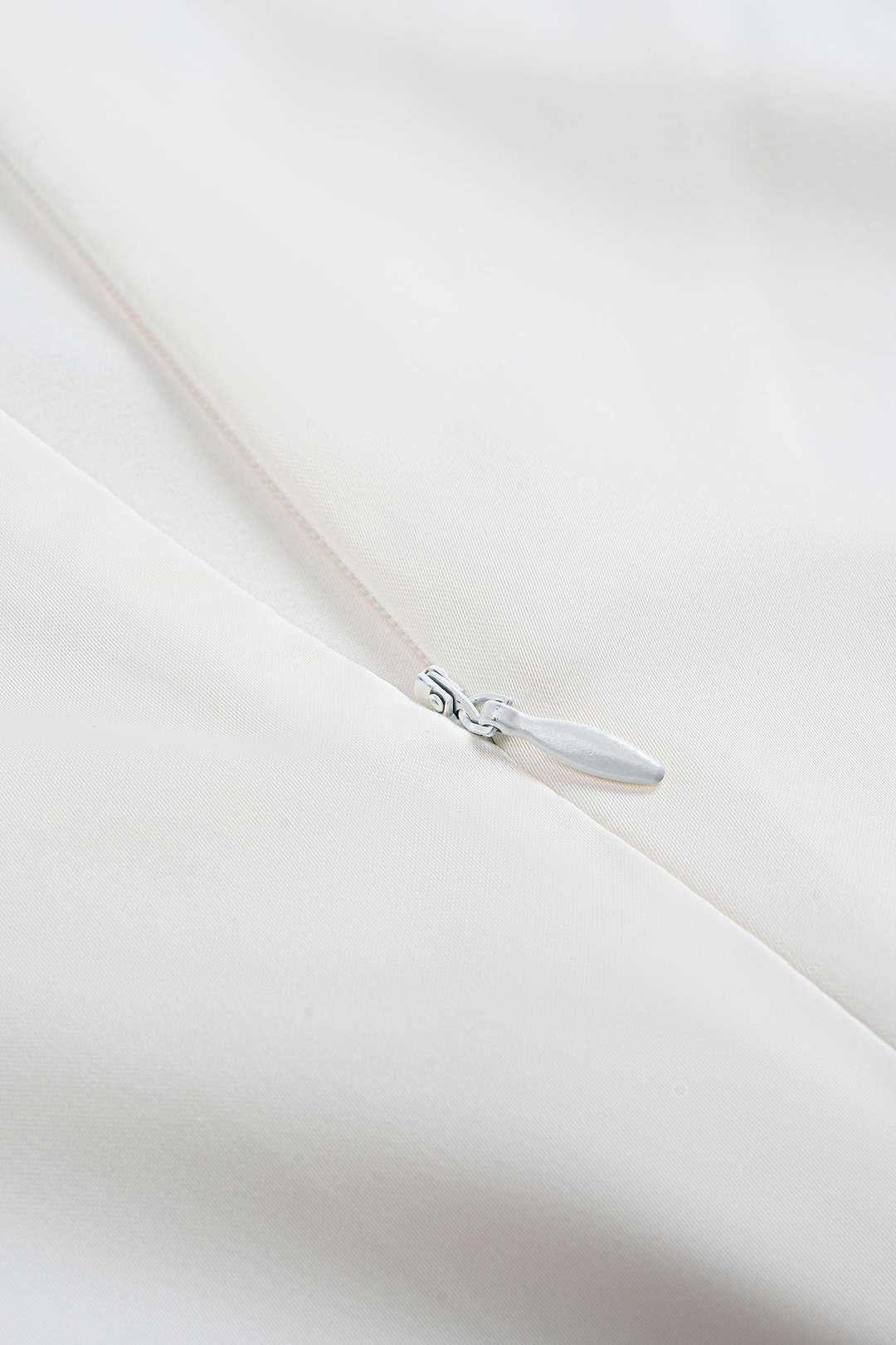 שמלת מיני עם קפלים בגזרה גבוהה, רפידות כתפיים ושרוולים ארוכים 