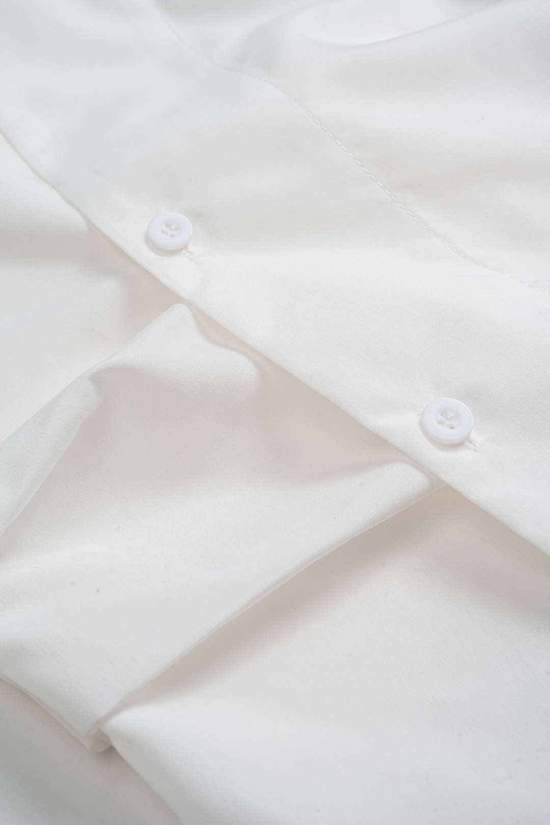 חולצה ארוכת שרוולים עם כפתורים וסגירה 