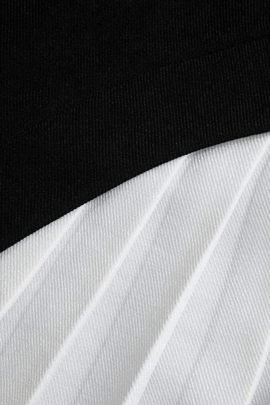 חצאית אסימטרית עם קפלים בצבע בלוק צבעוני 