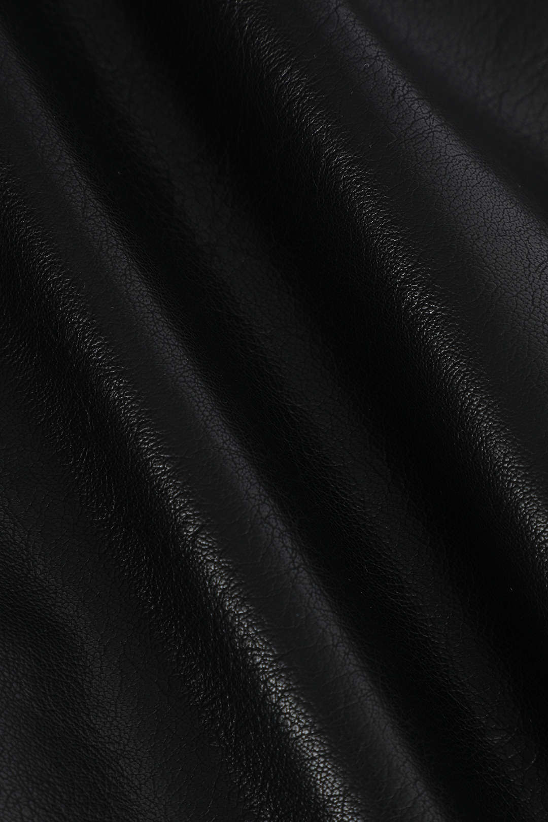 חצאית מידי דמוית עור עם קפלים מנוגדים 