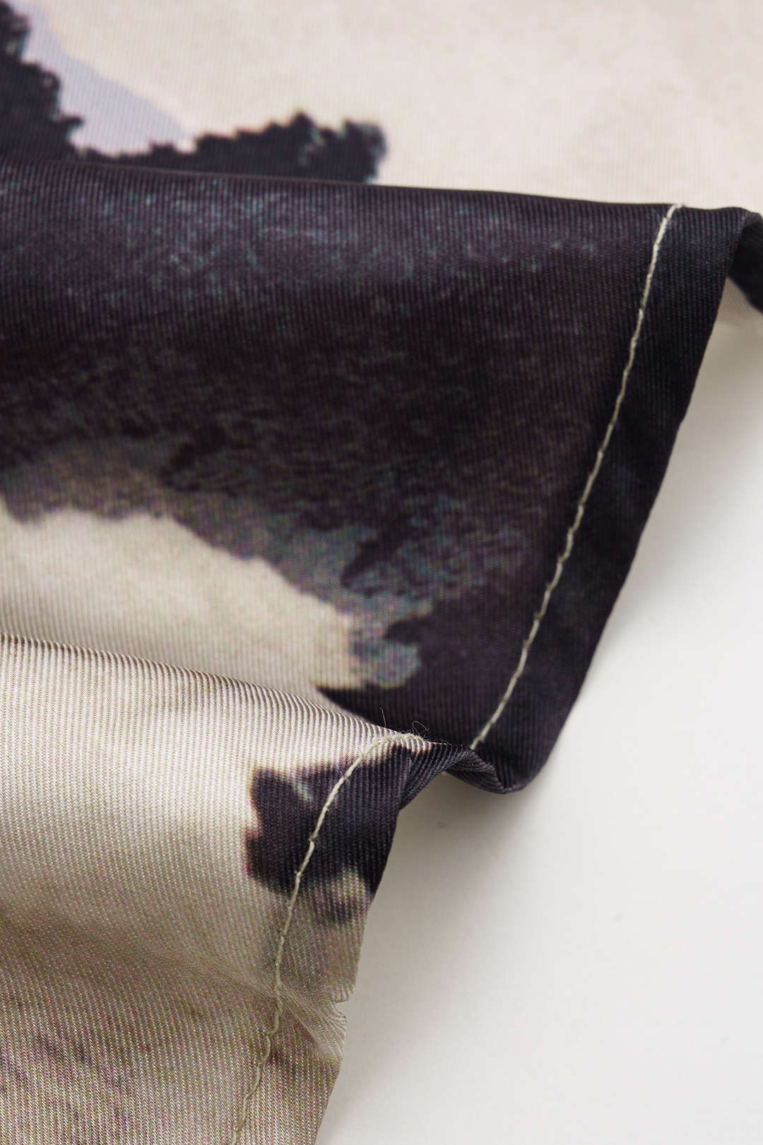 חצאית כפתורים עם הדפס פרחוני סאטן 