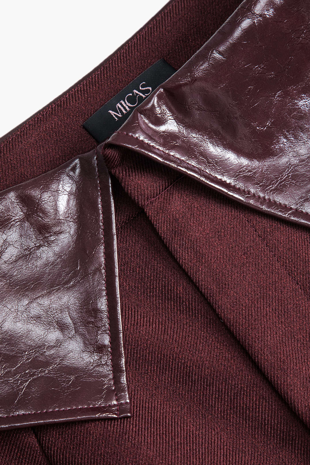 חצאית מיני דמוית עור עם טלאים 