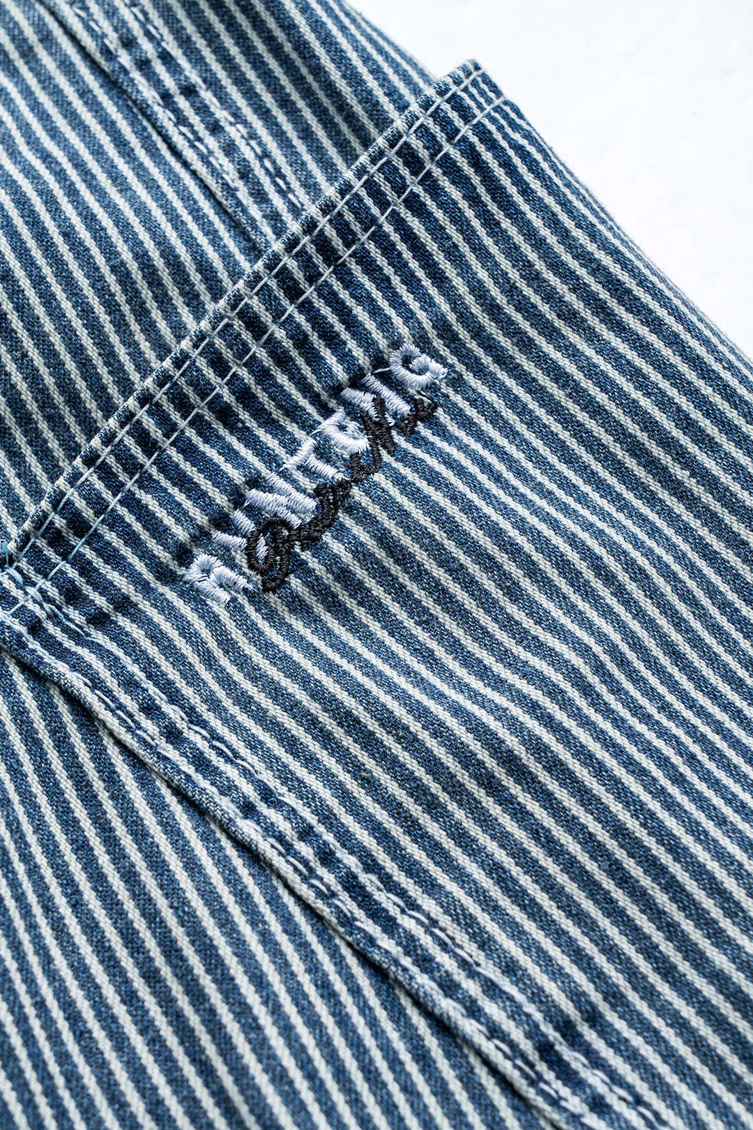 Jeans Anchos de Denim Rayados con Bolsillo Monograma