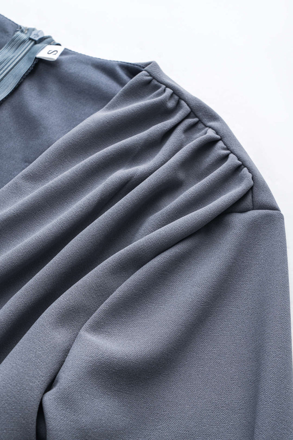 שמלת מיני עם רוכסן וחגורה, צווארון V ושרוולים ארוכים 