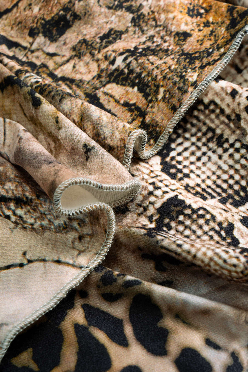 שמלת מיני עם שרוולים ארוכים וצווארון V עם הדפס נמר 