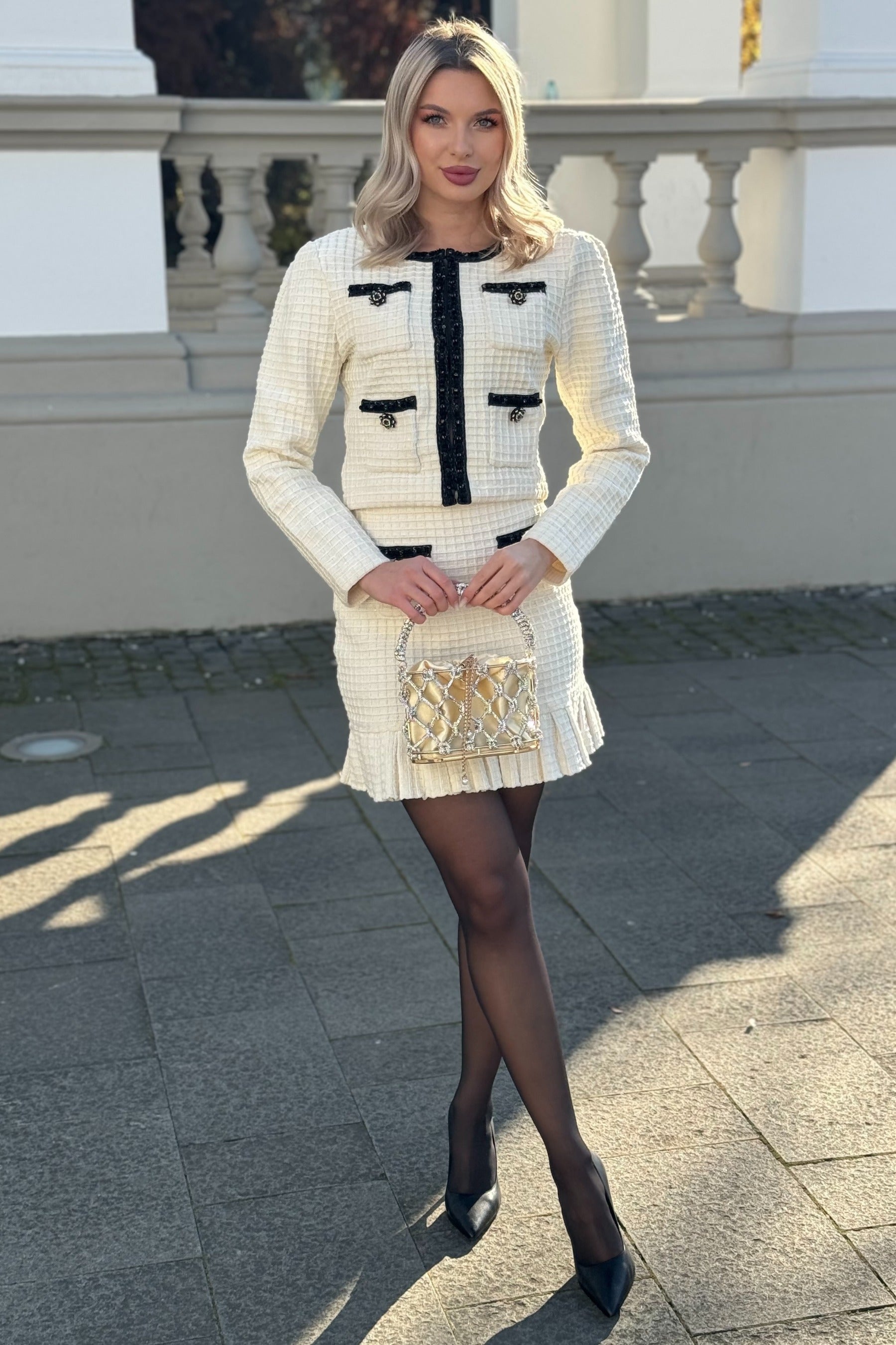 Conjunto de Traje Tweed con Detalles Negros Textura Blanca