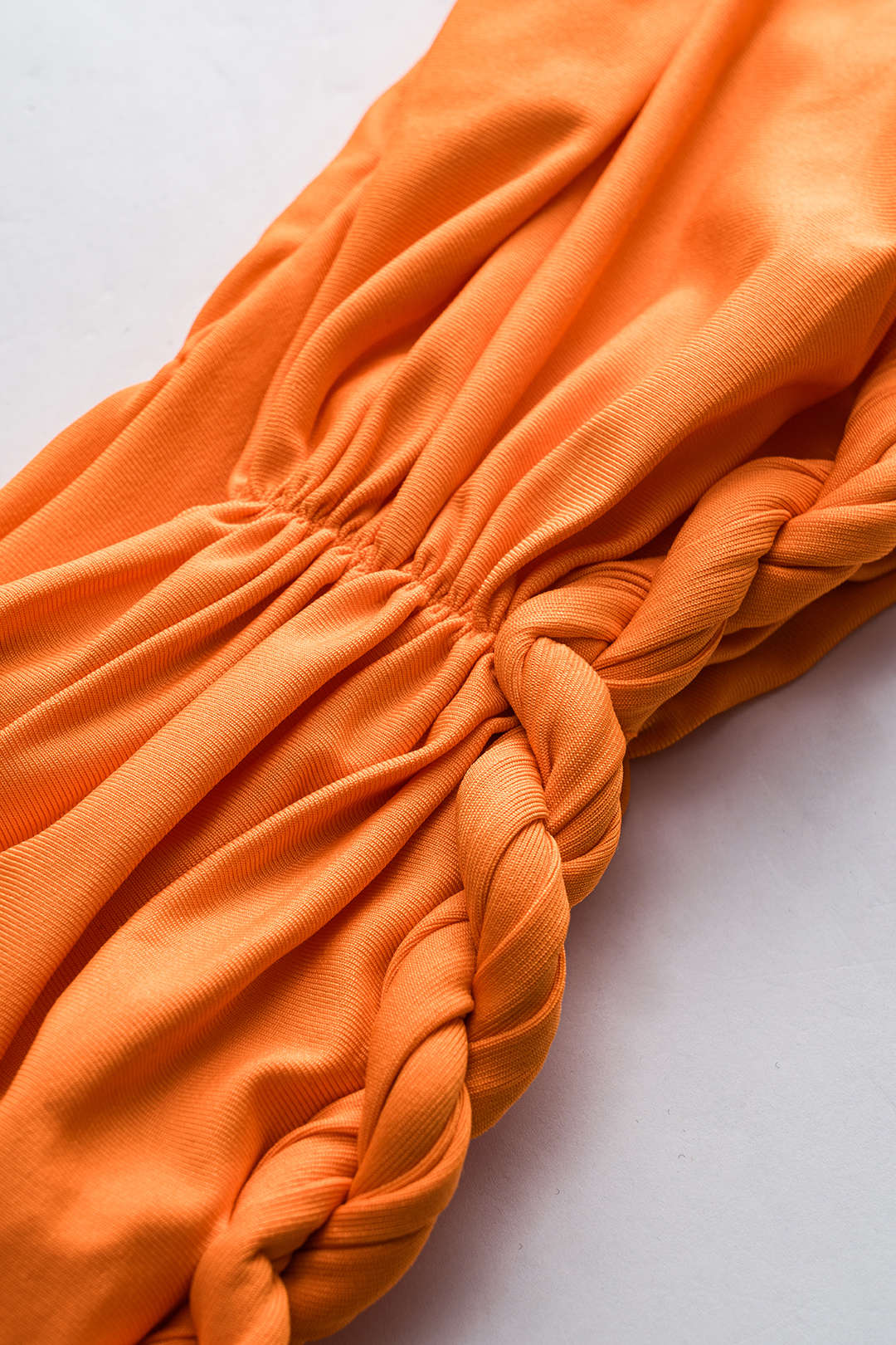 Conjunto Satén Sin Espalda Sunset Crush Detalles de Escote