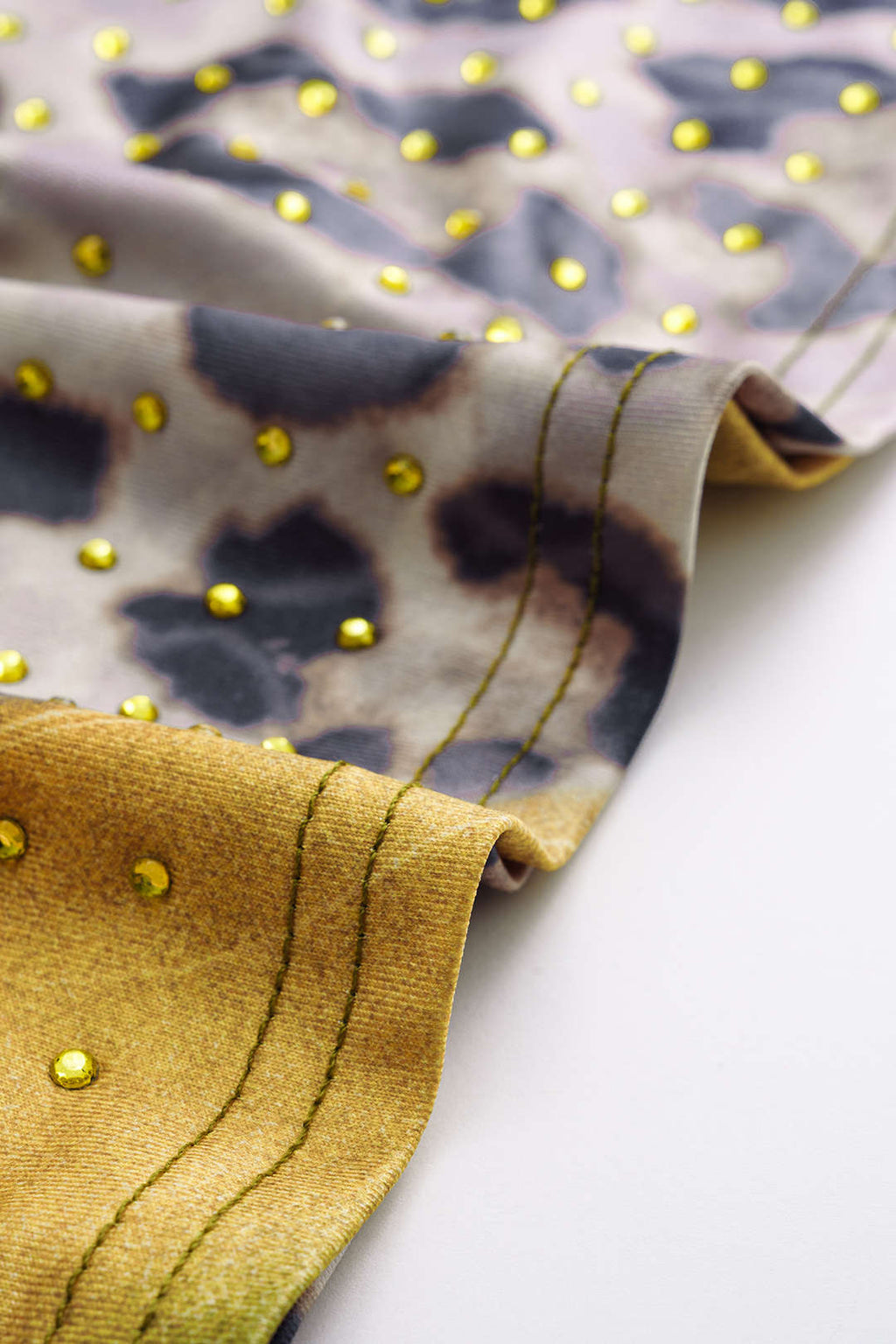 חצאית עם ריסים בדוגמת נמר