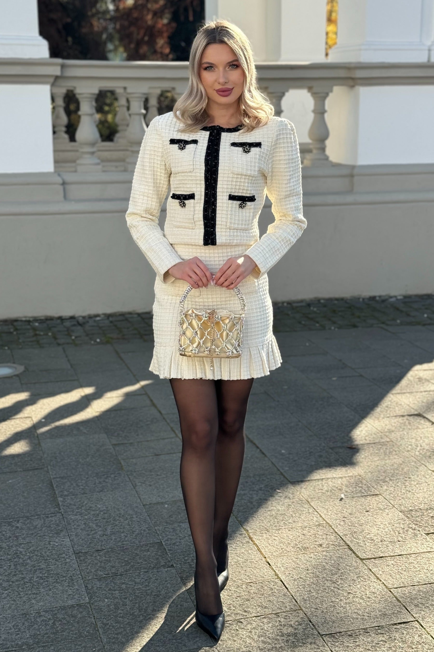 Conjunto de Traje Tweed con Detalles Negros Textura Blanca