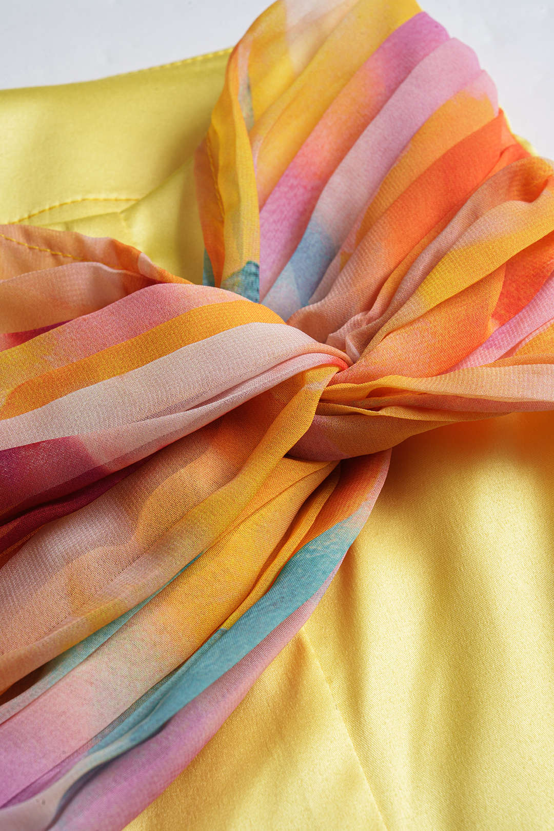 חצאית שסוע עם קפלים וקשירה של שיפון סאטן בהדפס אומברה 