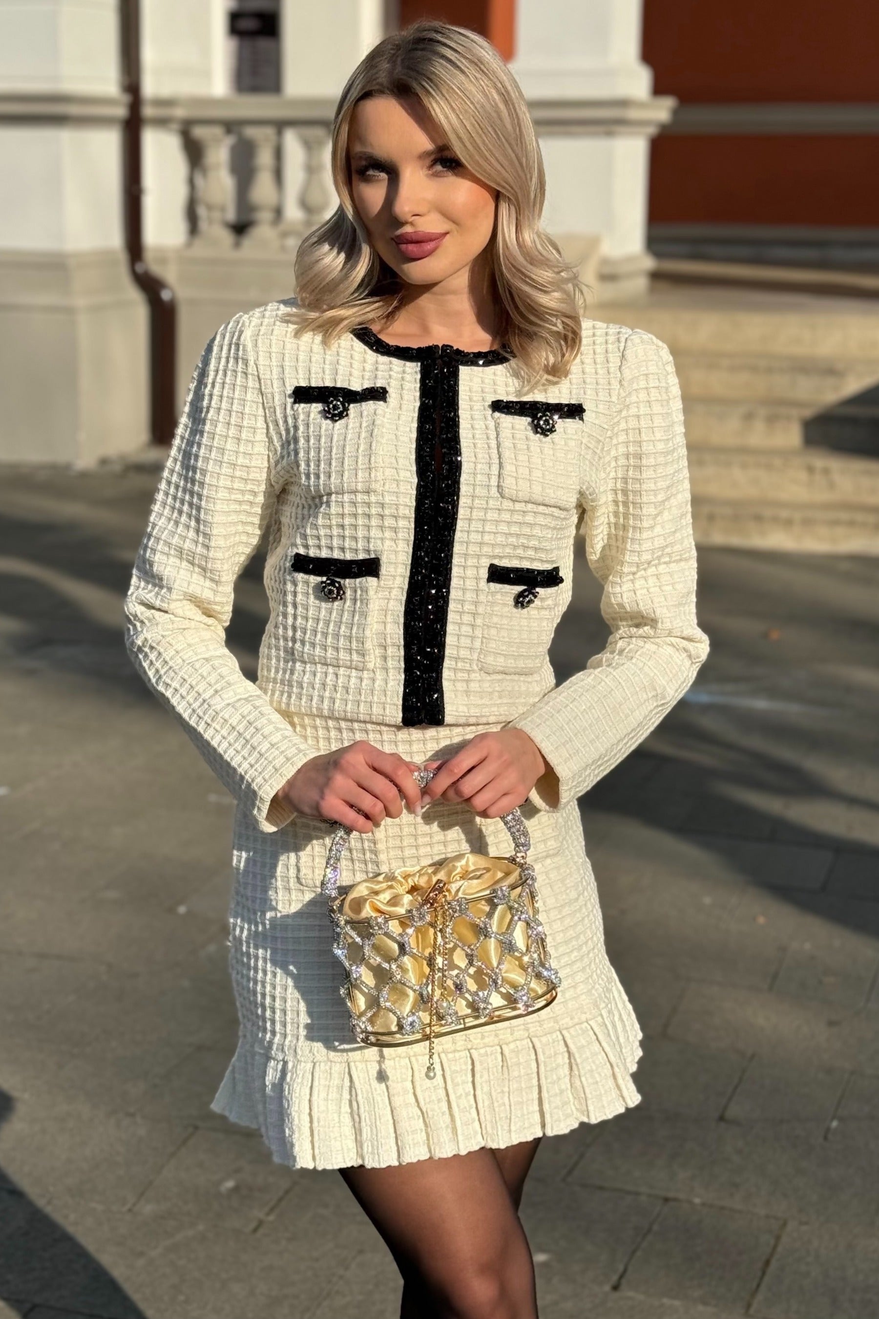 Conjunto de Traje Tweed con Detalles Negros Textura Blanca